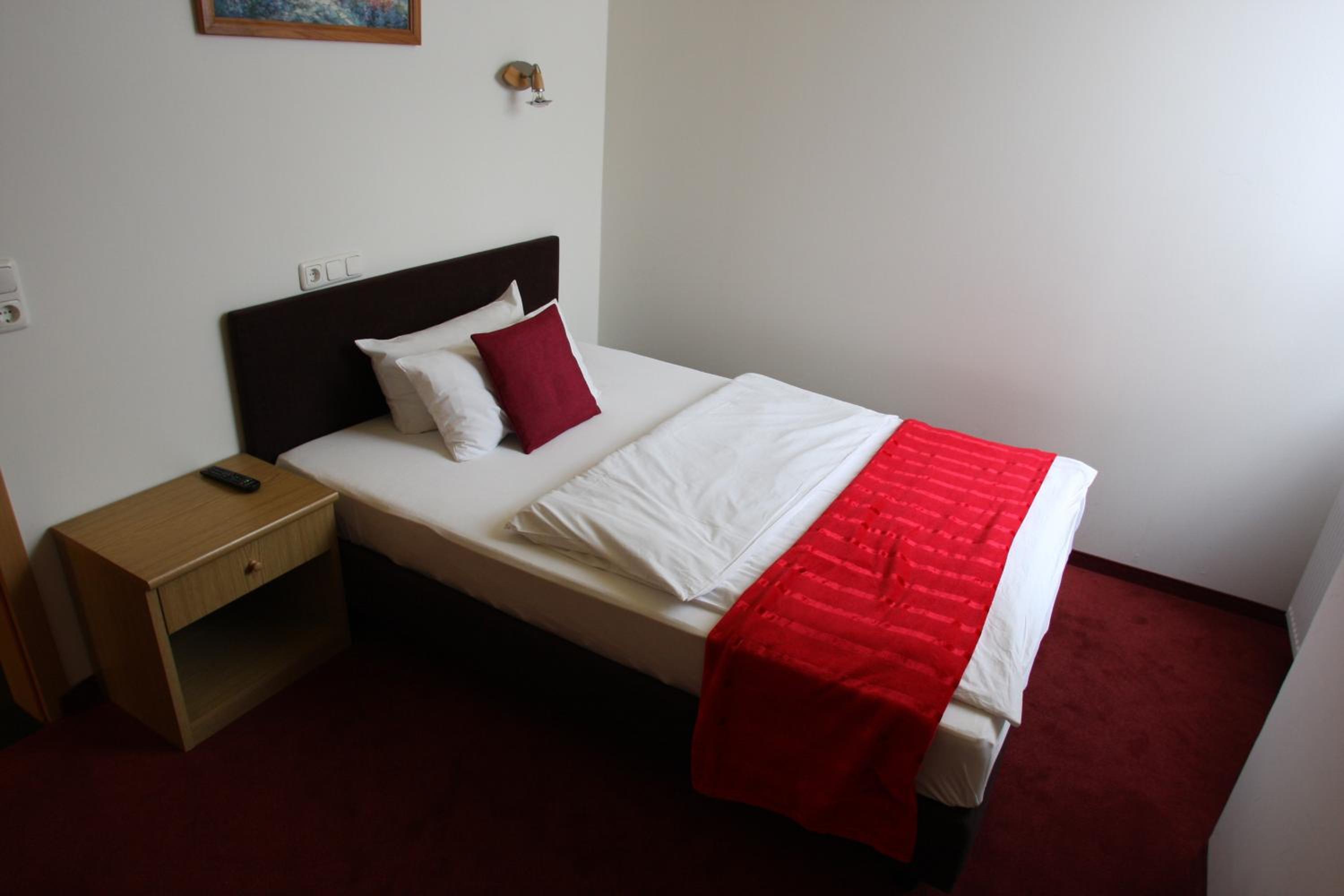 Queen Room photo 3