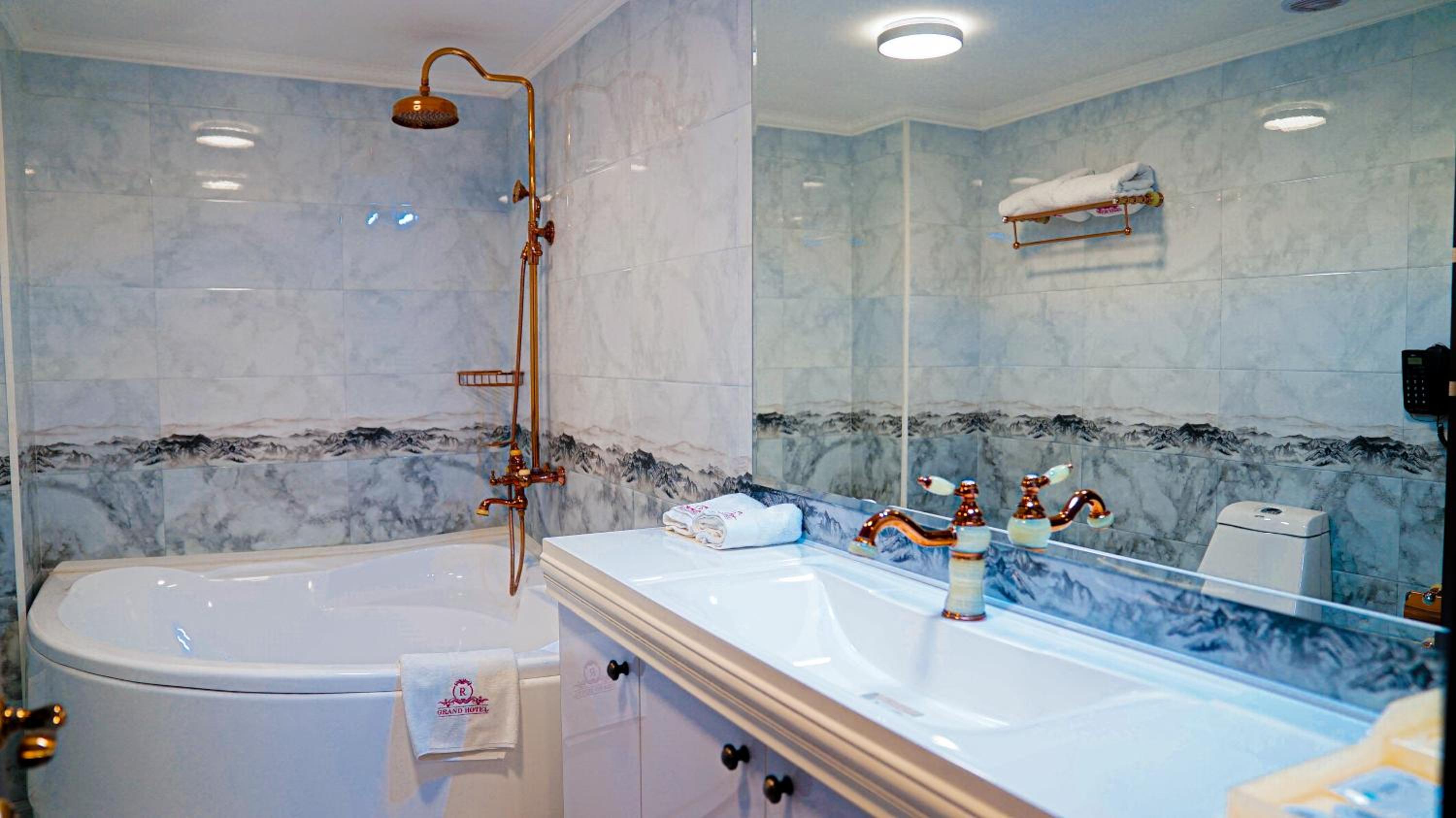 Deluxe Double Room with Bath photo 2