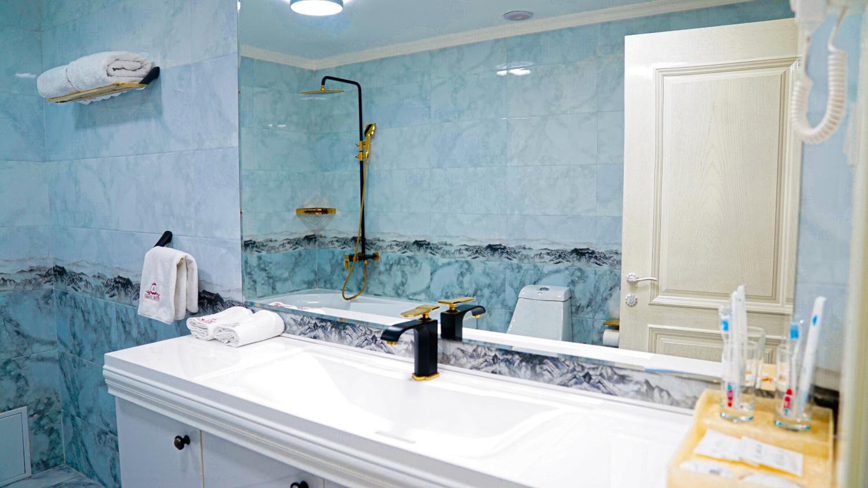 Deluxe Double Room with Bath photo 3