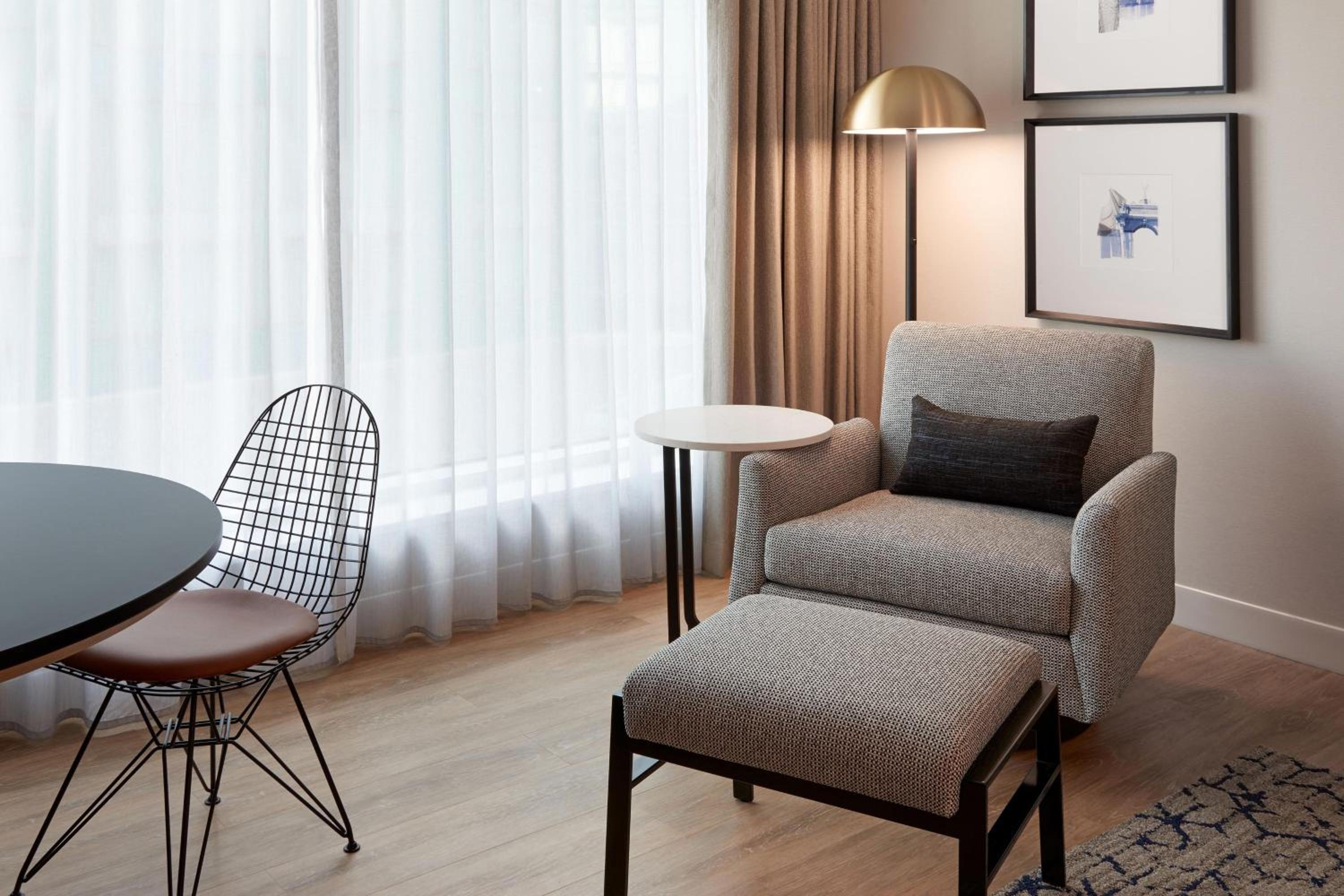 Club King Room - Club Lounge Access thumbnail 6