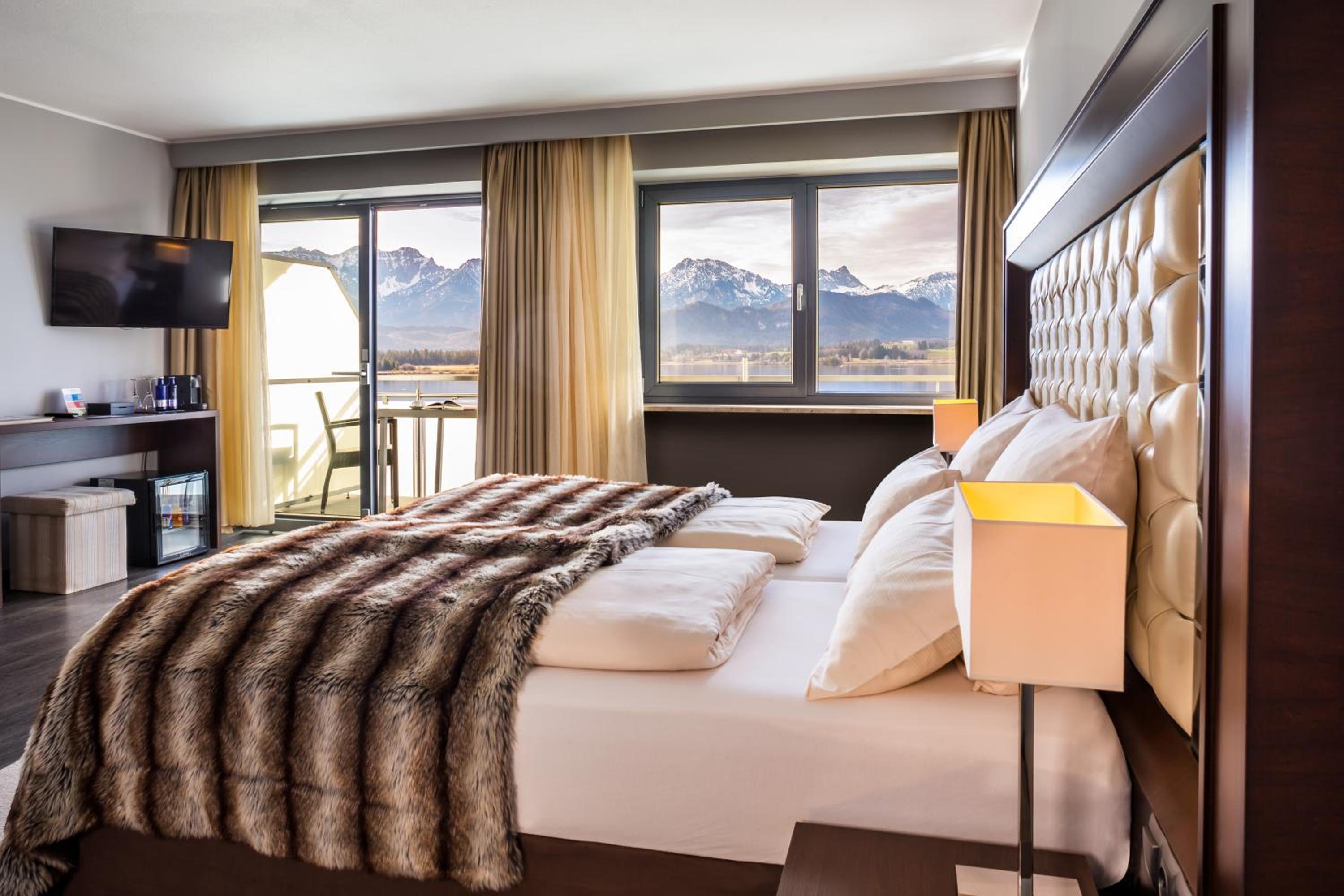 Double Room with Lake View - Photo 6
