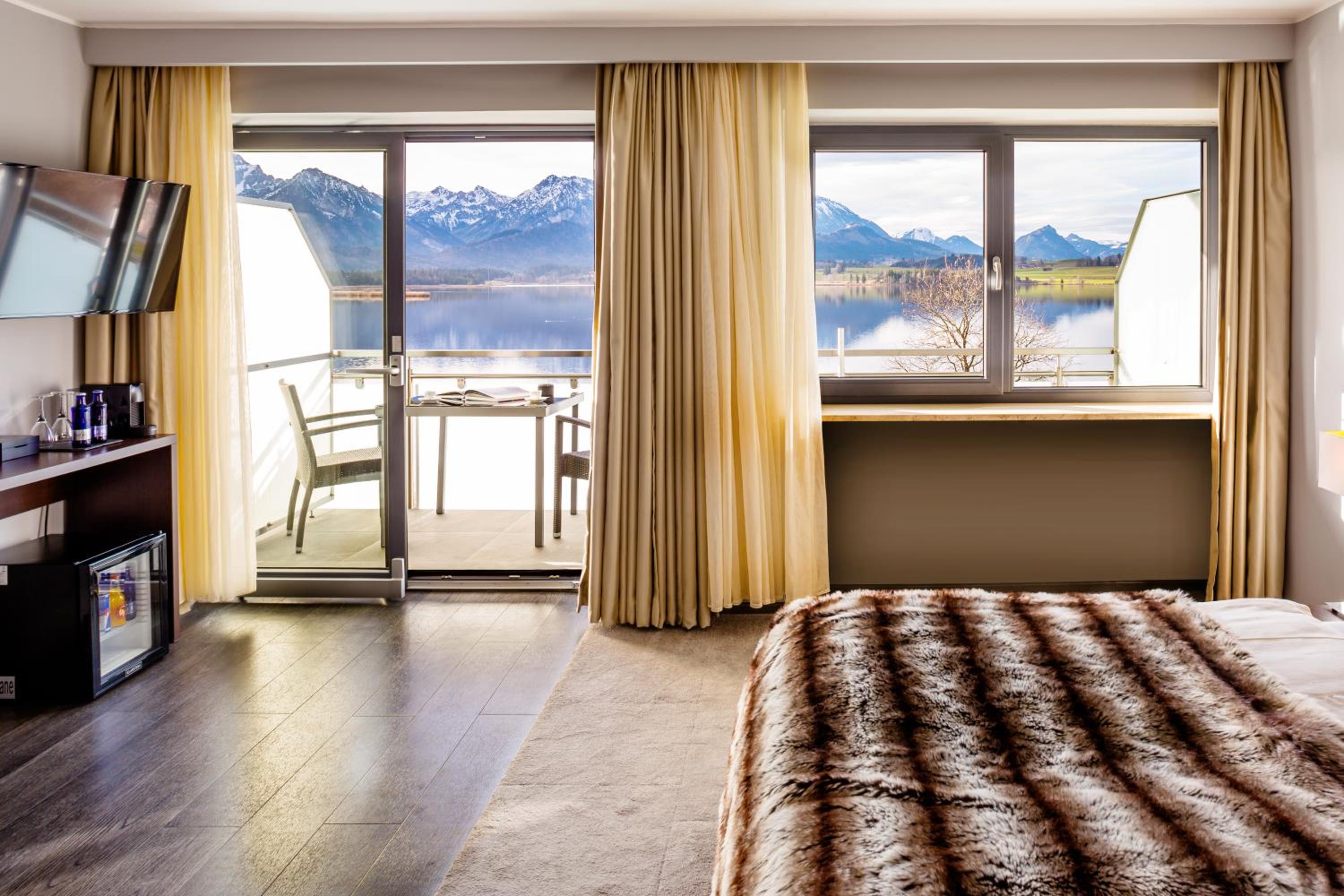 Double Room with Lake View - Photo 3