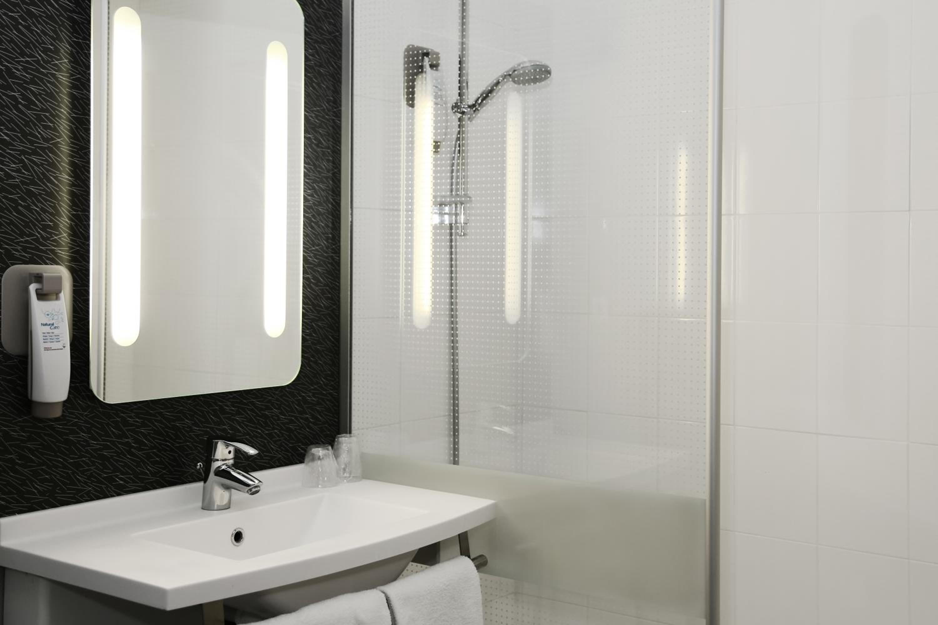 Standard Double Room - Photo 2
