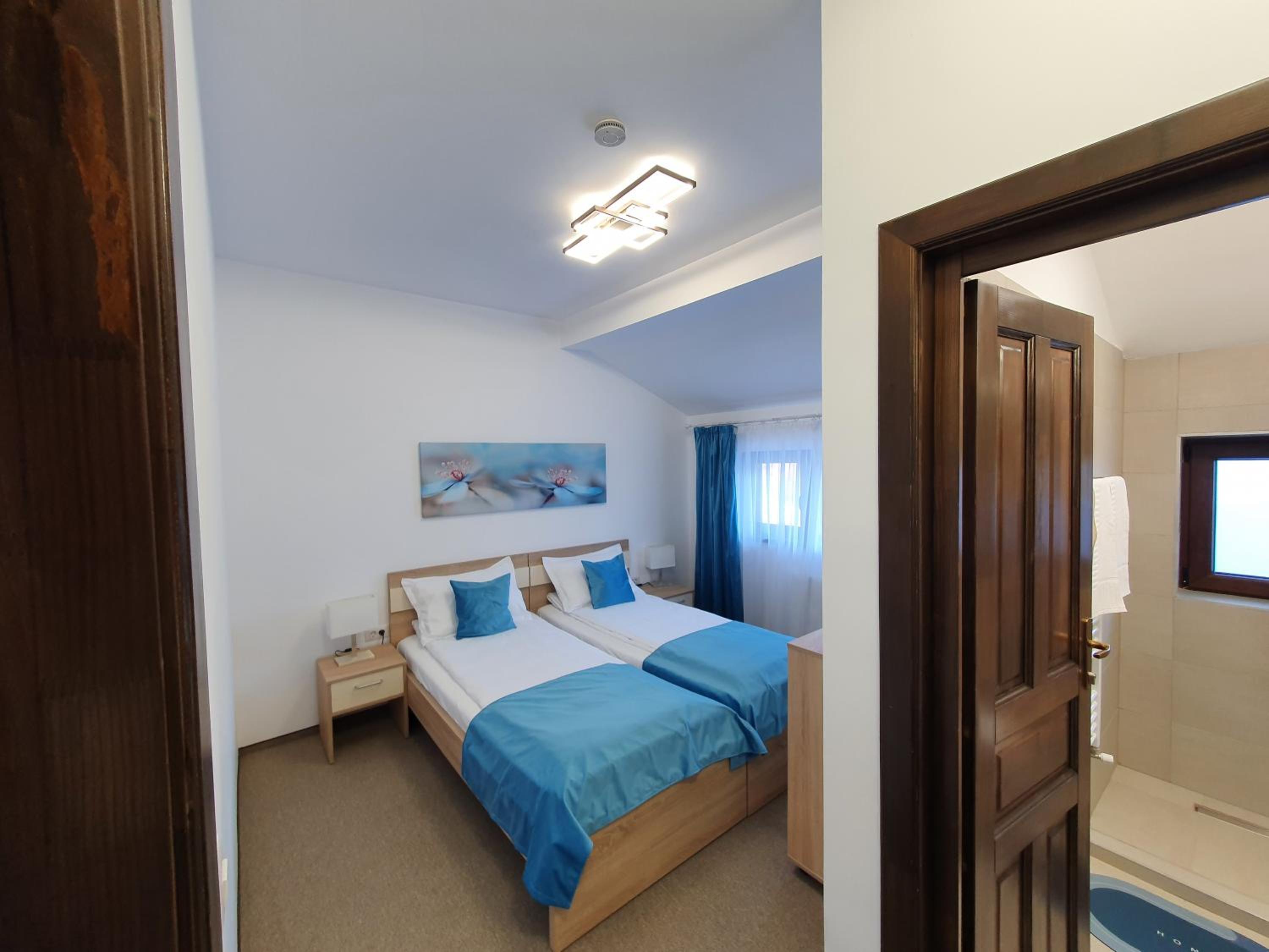 Twin Room - Photo 17