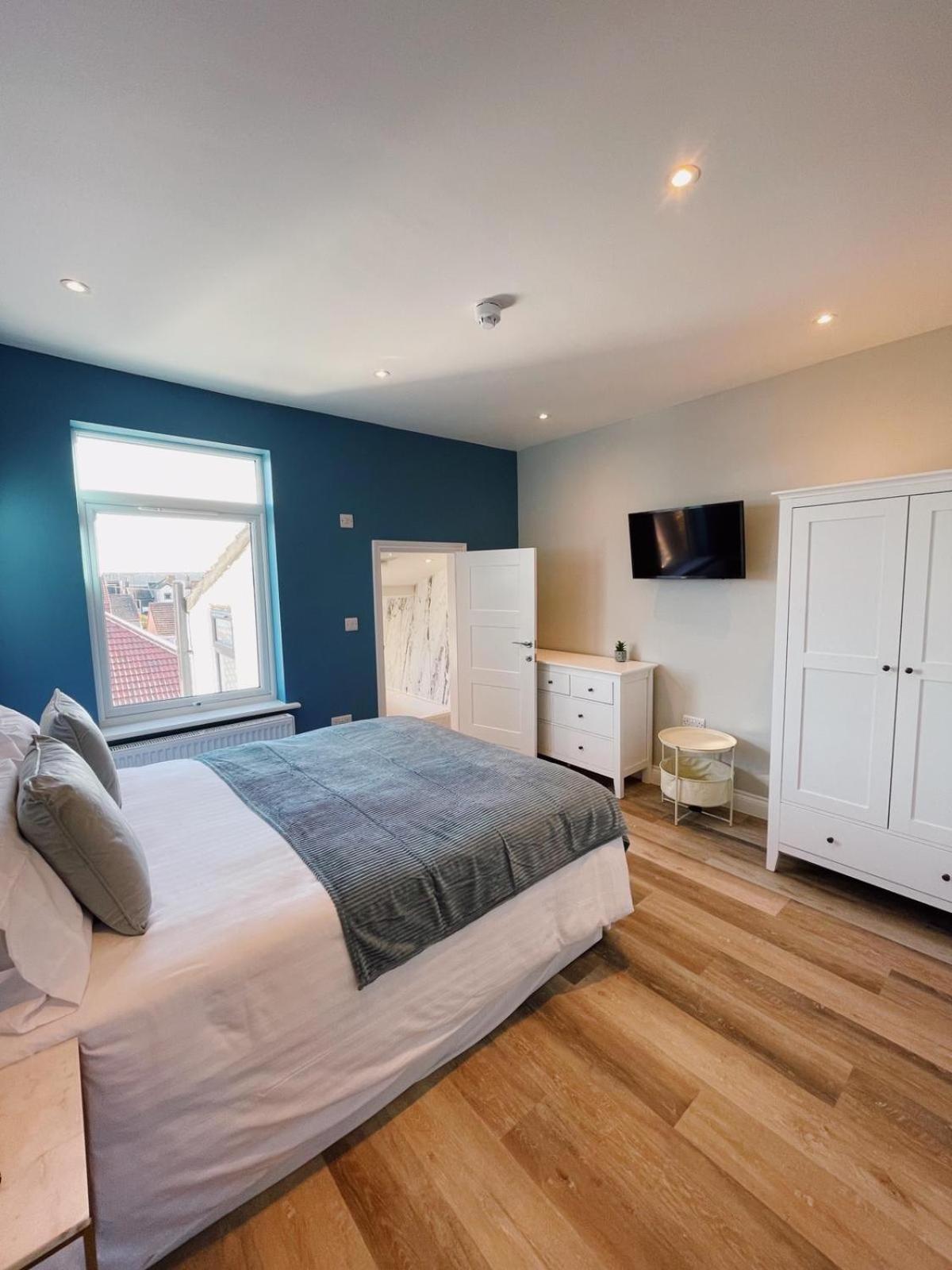 Two-Bedroom House - Photo 4