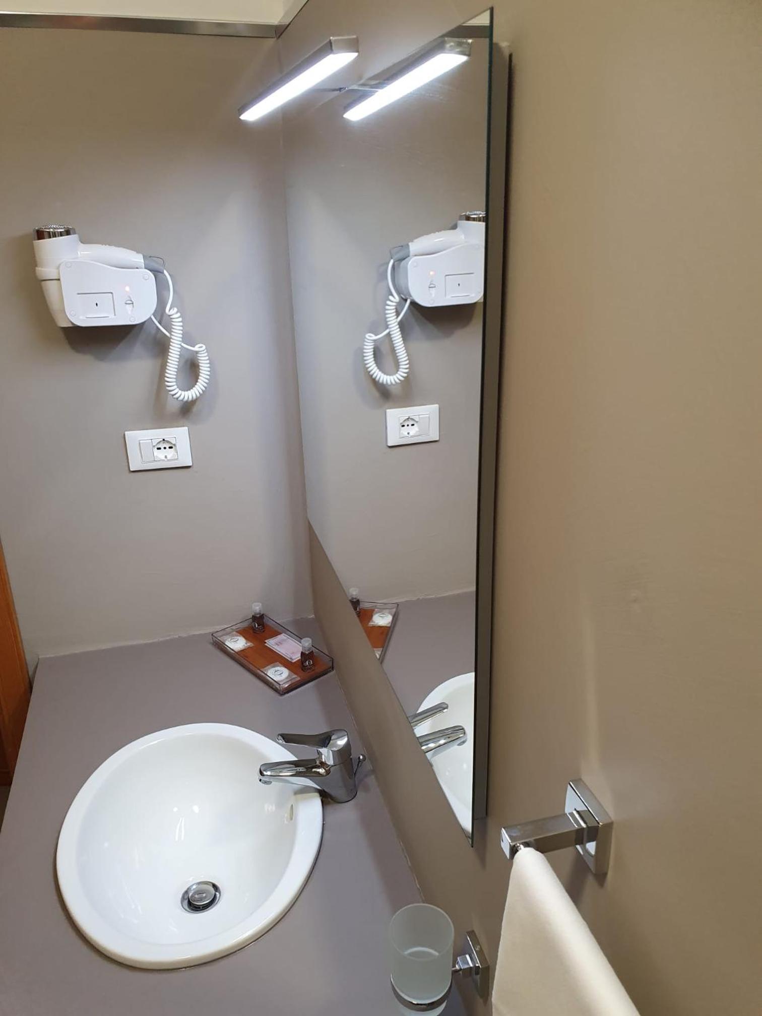 Classic Double or Twin Room - Photo 5