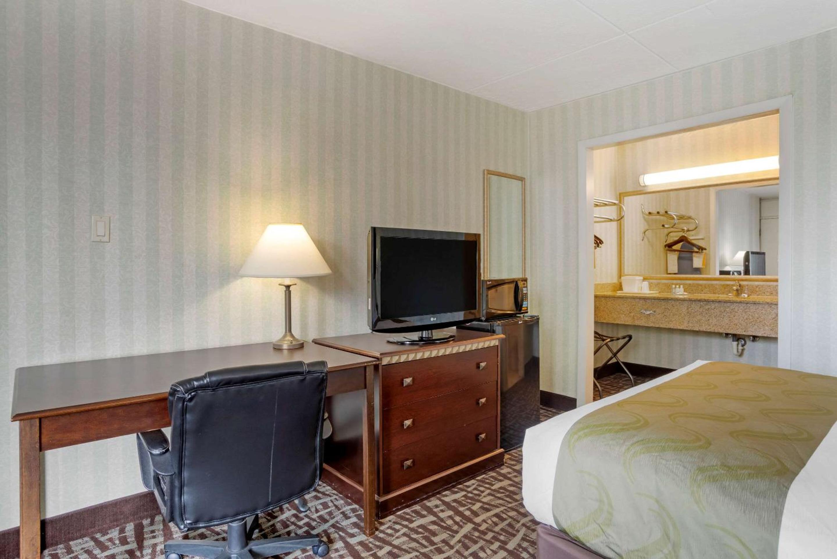 Queen Room - Photo 6