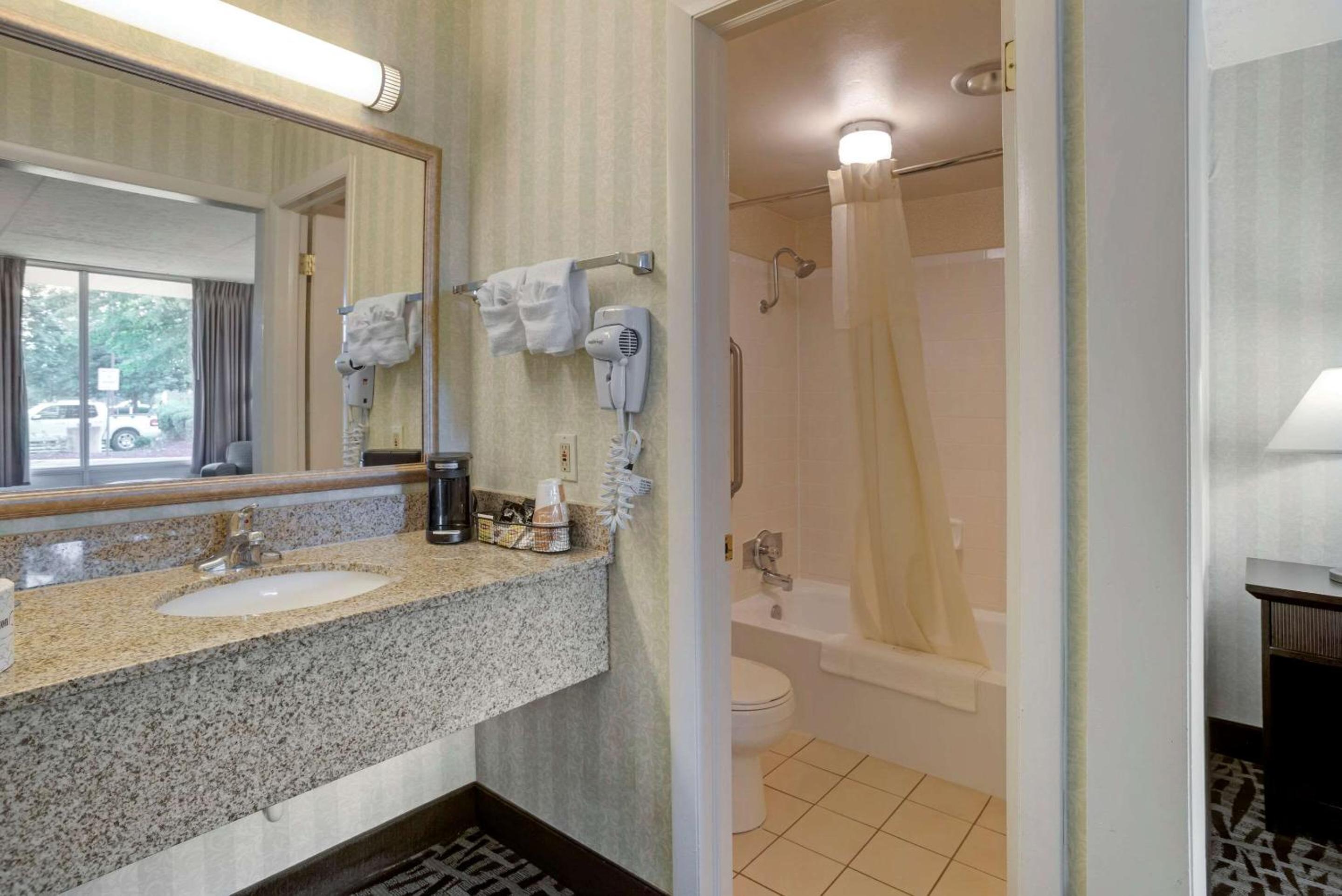 Queen Room - Photo 5