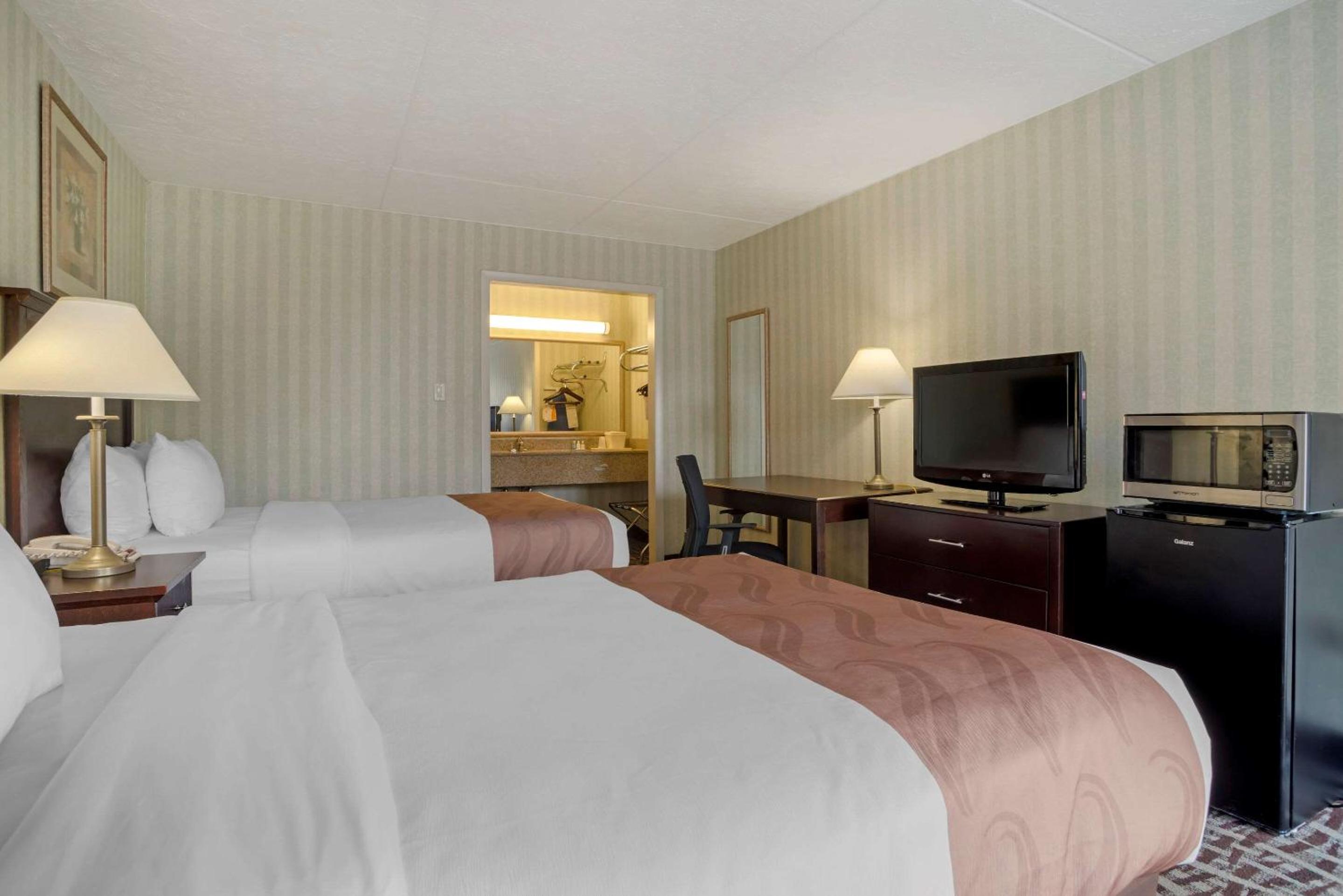 Double Room with Two Double Beds - Photo 2
