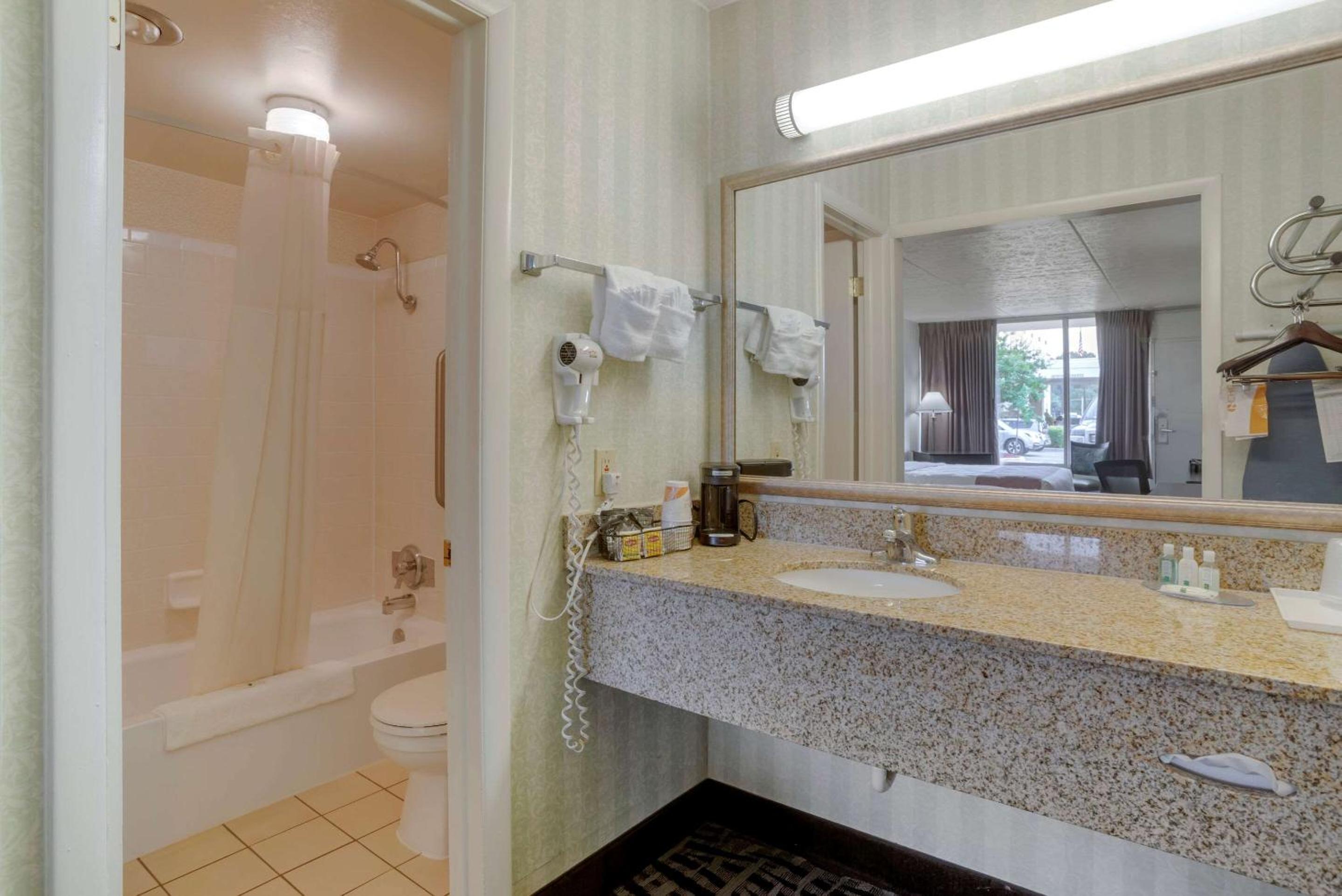 Double Room with Two Double Beds - Photo 6