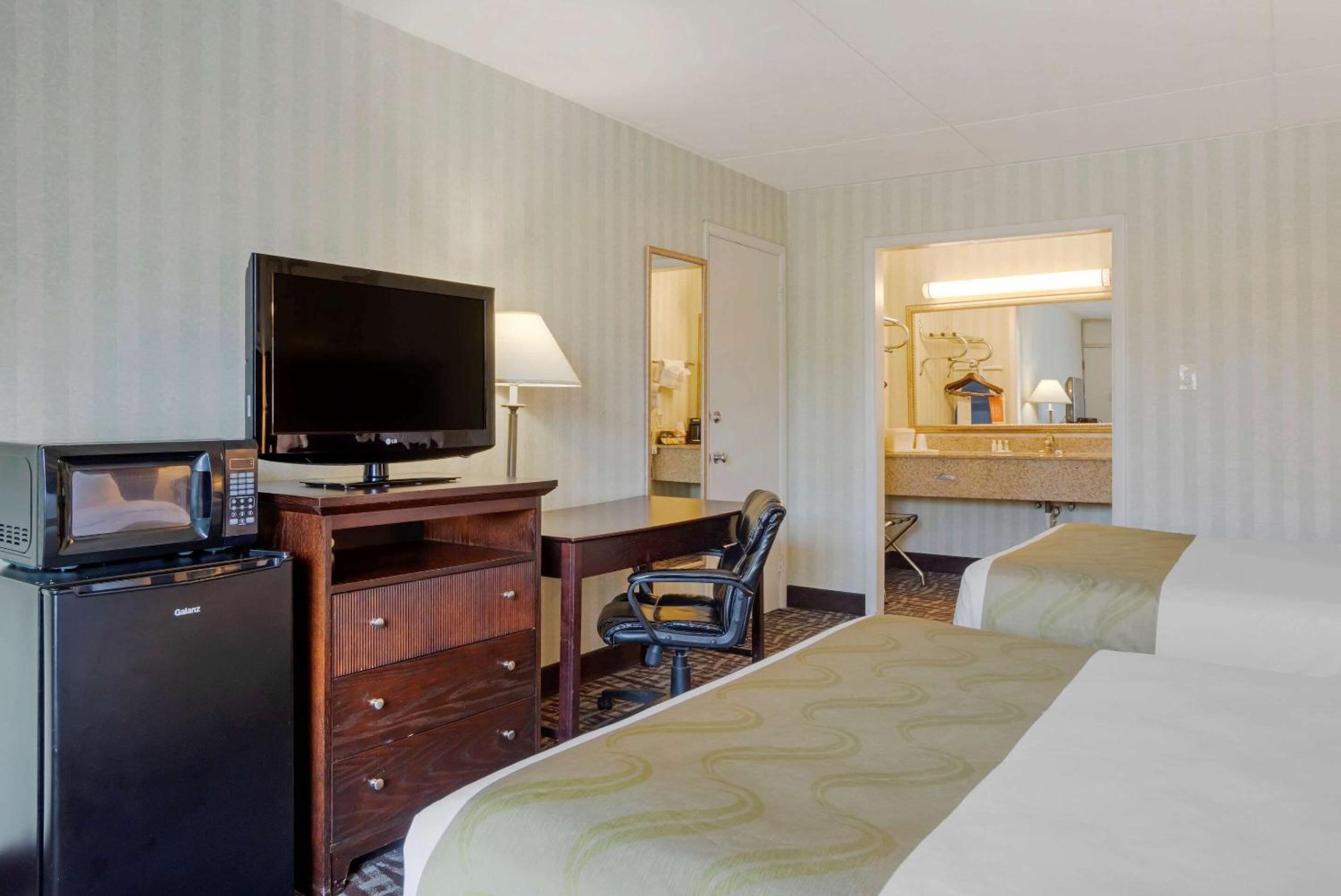 Queen Room with Two Queen Beds - Photo 3