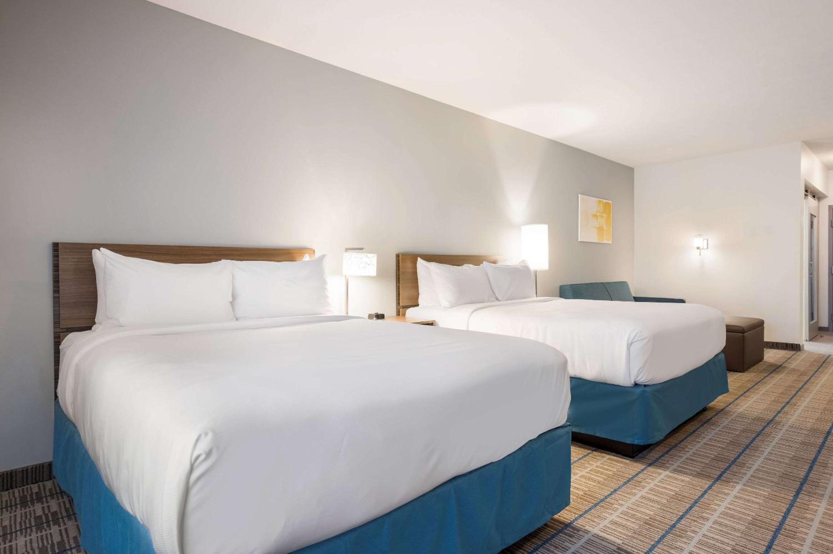Queen Suite with Two Queen Beds and Kitchenette -  1st Floor/Pet Friendly - Photo 1