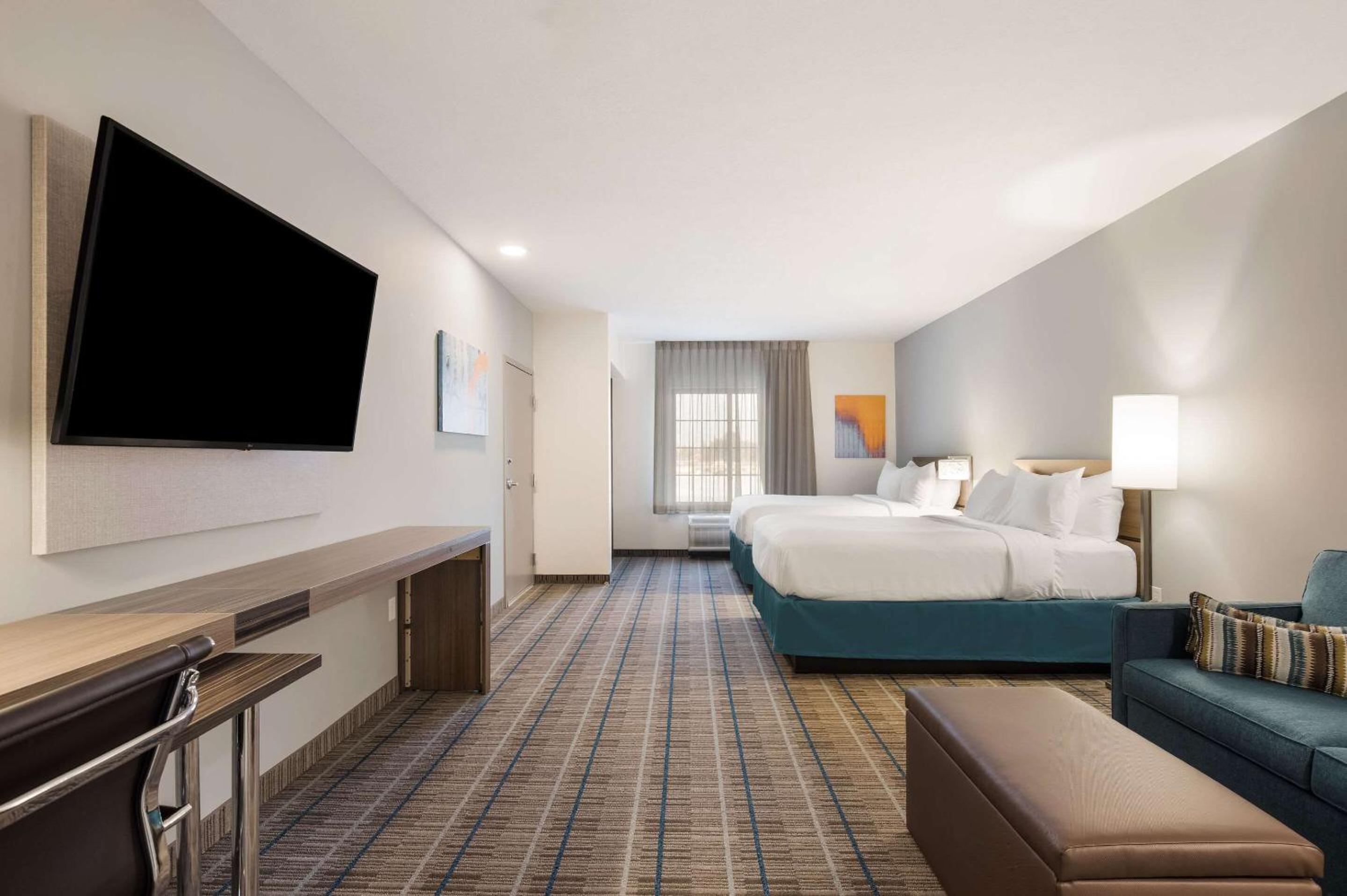 Queen Suite with Two Queen Beds and Kitchenette -  1st Floor/Pet Friendly - Photo 2