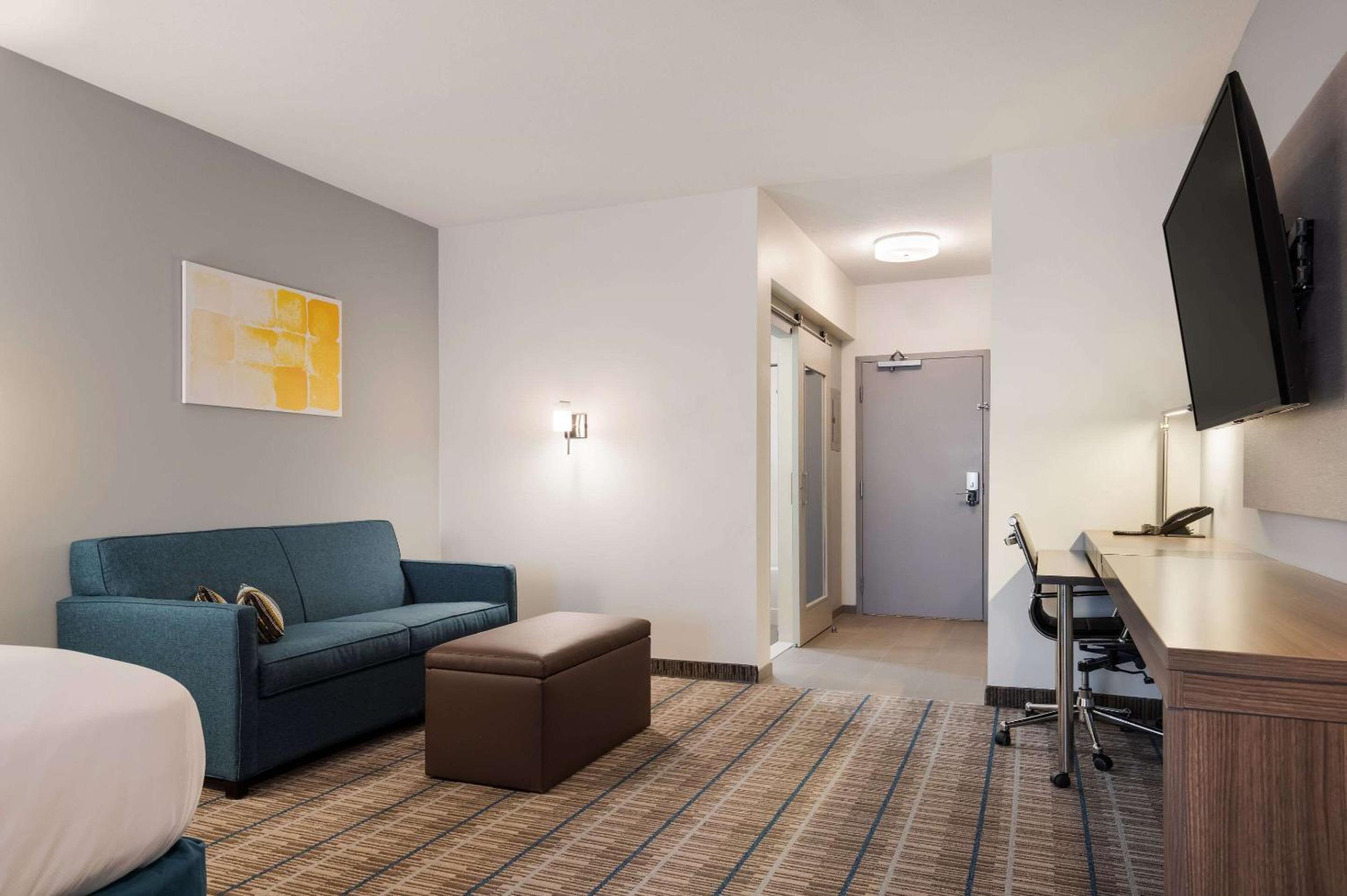 King Suite with Sofabed and Kitchenette - No Pets Allowed - Photo 4