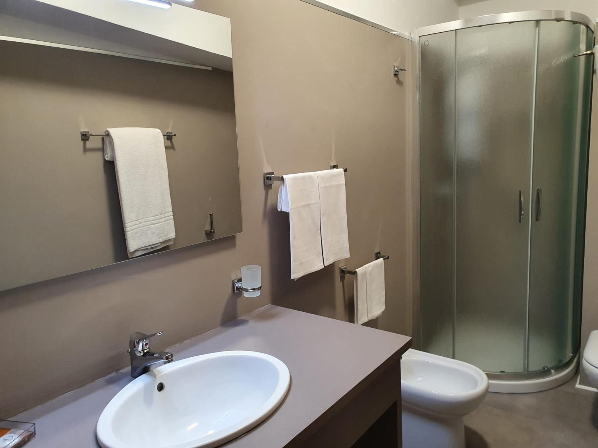 Classic Double or Twin Room - Photo 7