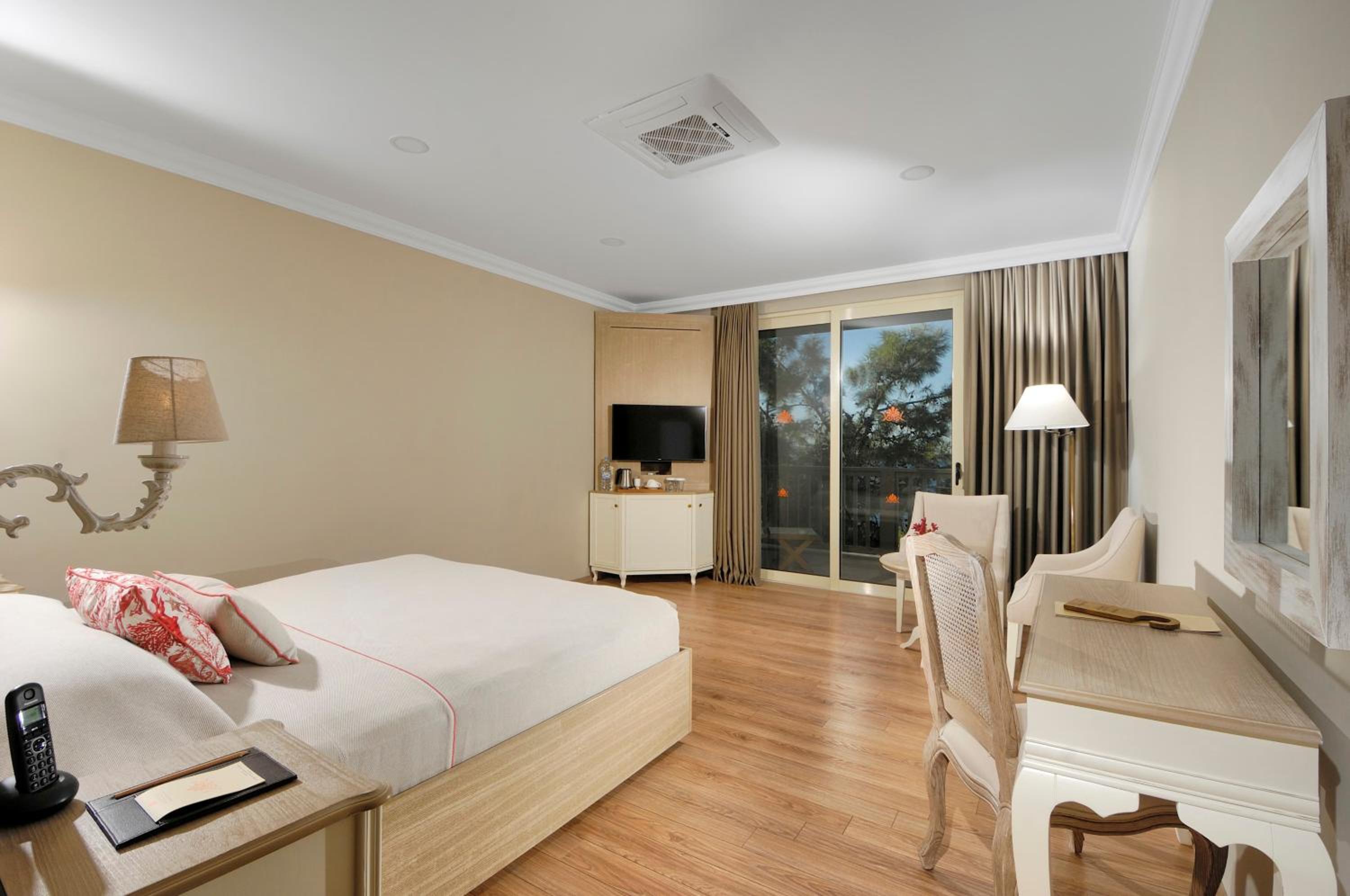 Superior King Room - Photo 1