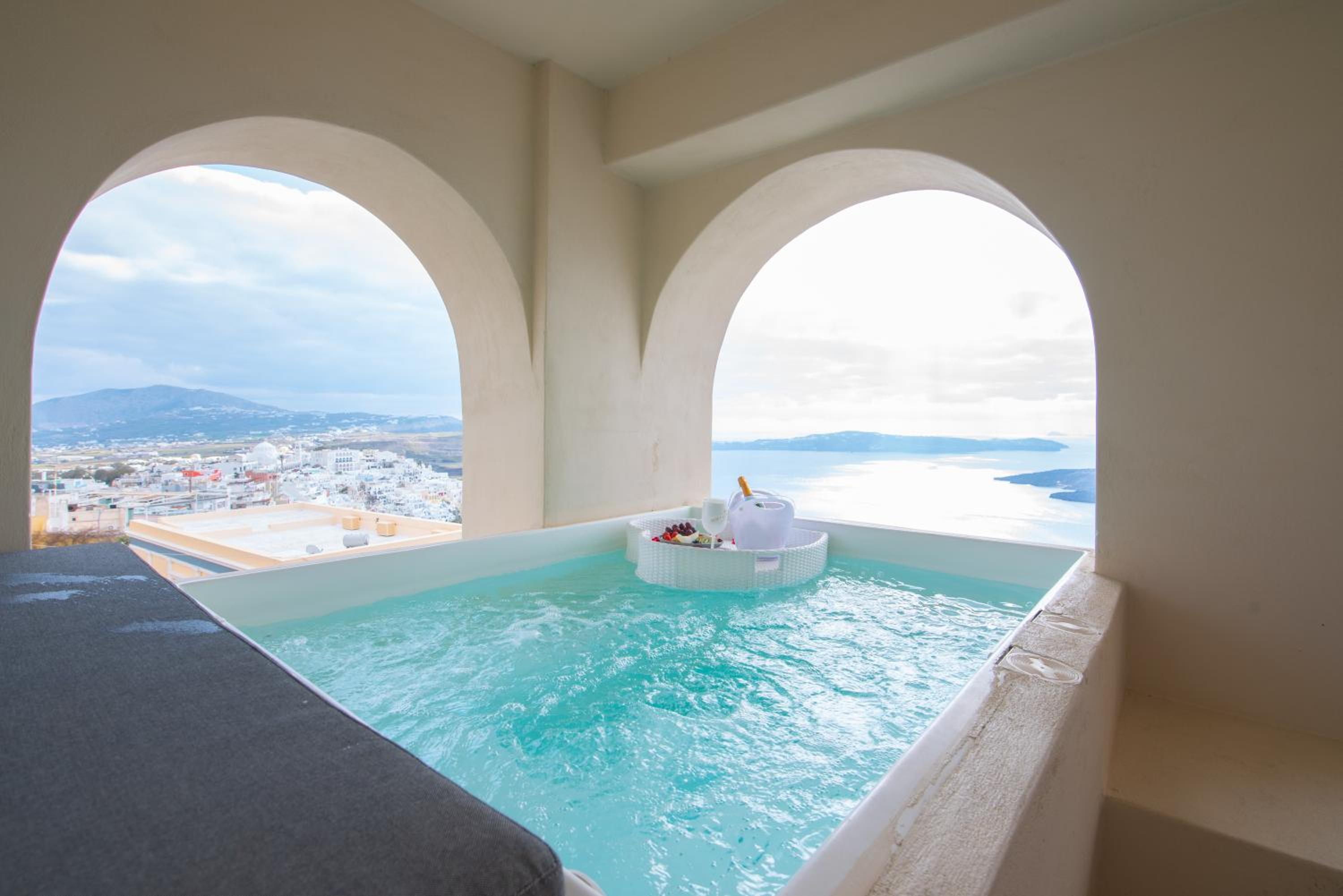 EXECUTIVE CLIFF SUITE WITH CALDERA VIEW AND PRIVATE JACUZZI photo 2