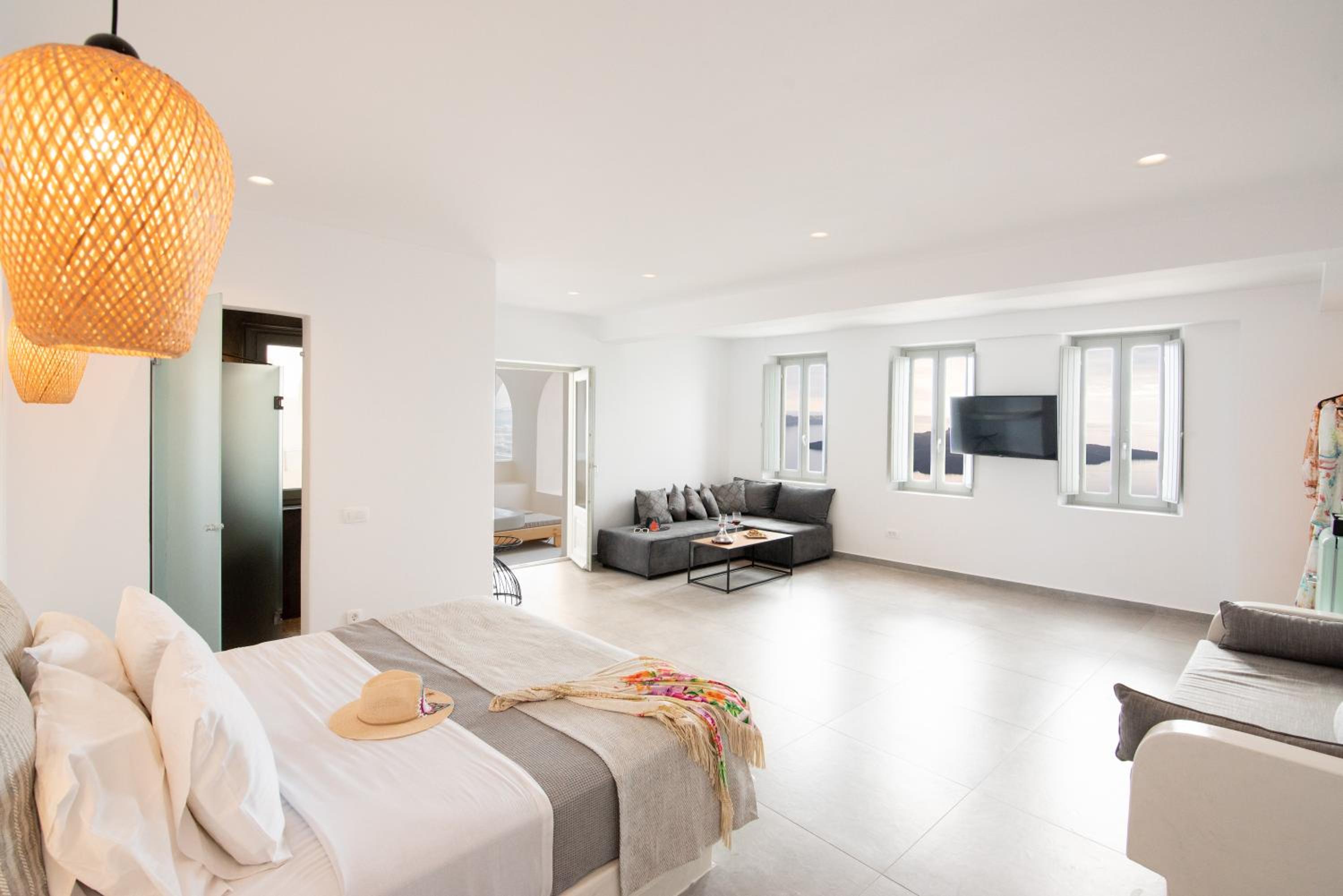 EXECUTIVE CLIFF SUITE WITH CALDERA VIEW AND PRIVATE JACUZZI