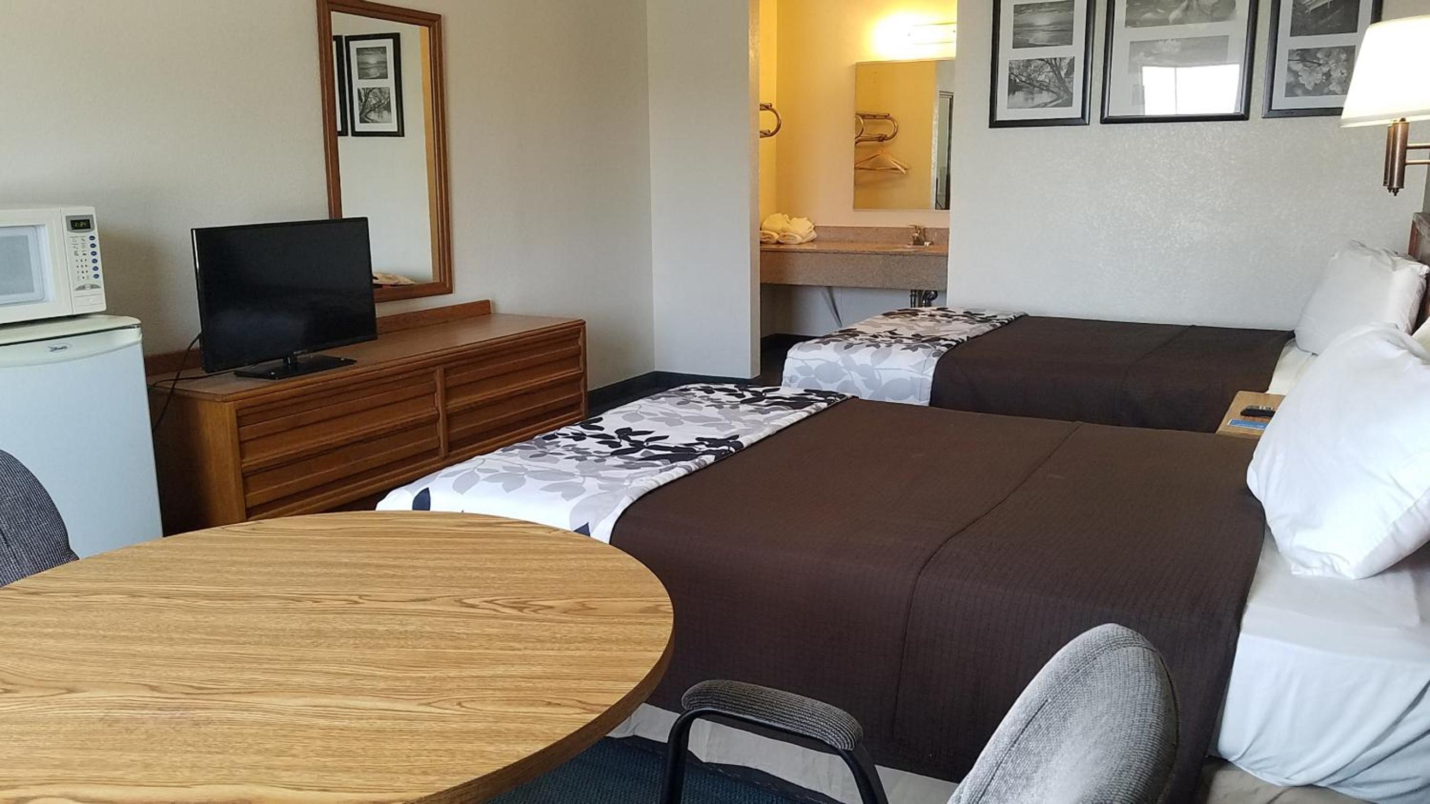 Double Room with Two Double Beds - Smoking photo 1
