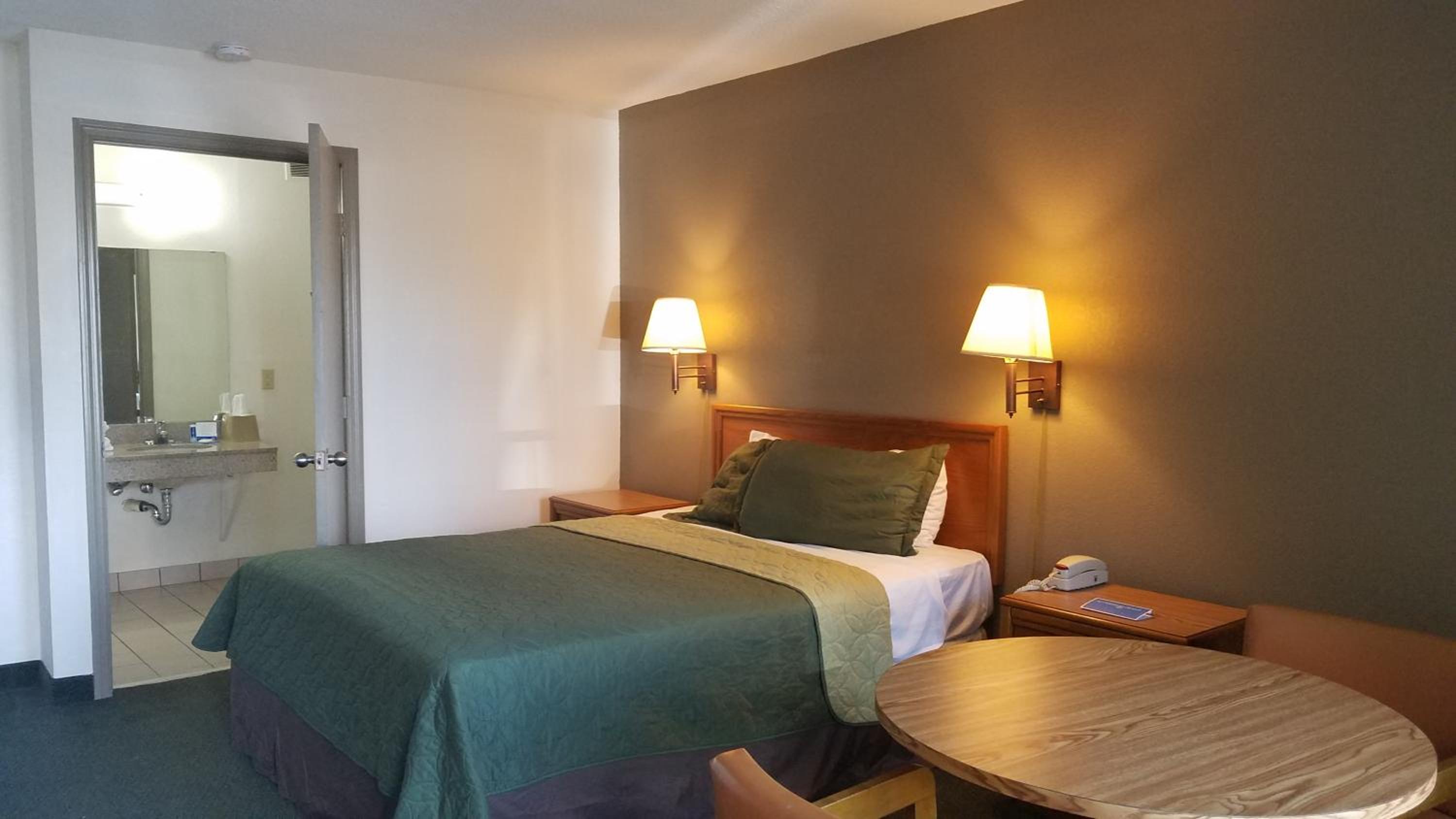 Queen Room - Accessible/Non-Smoking photo 3