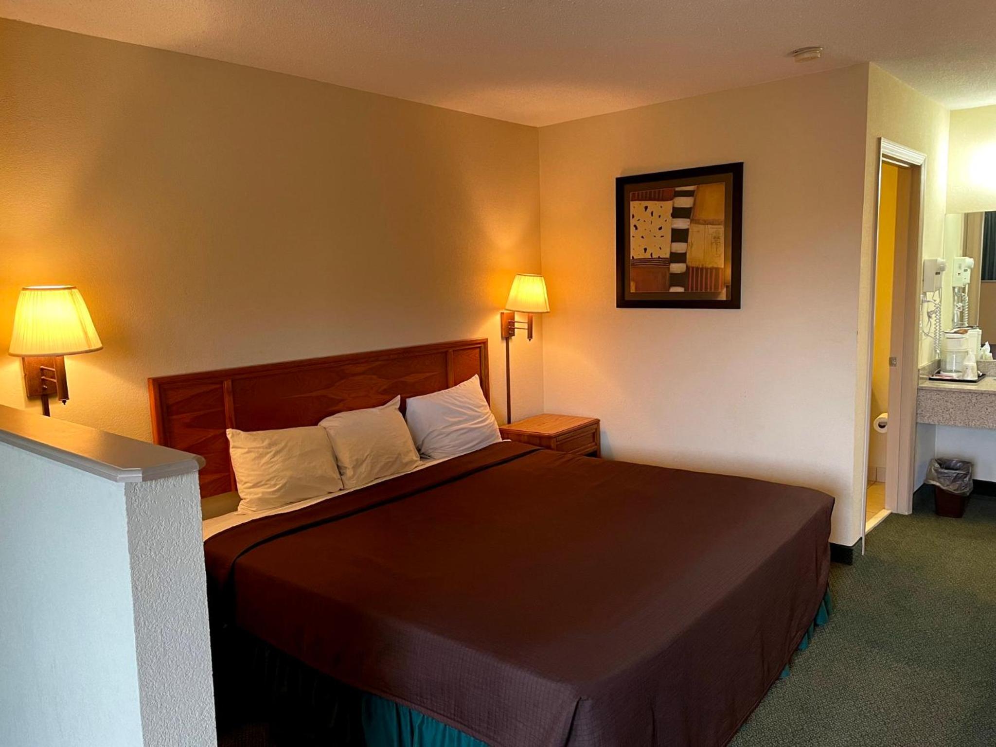King Suite with Whirlpool - Top Floor/Non-Smoking photo 3