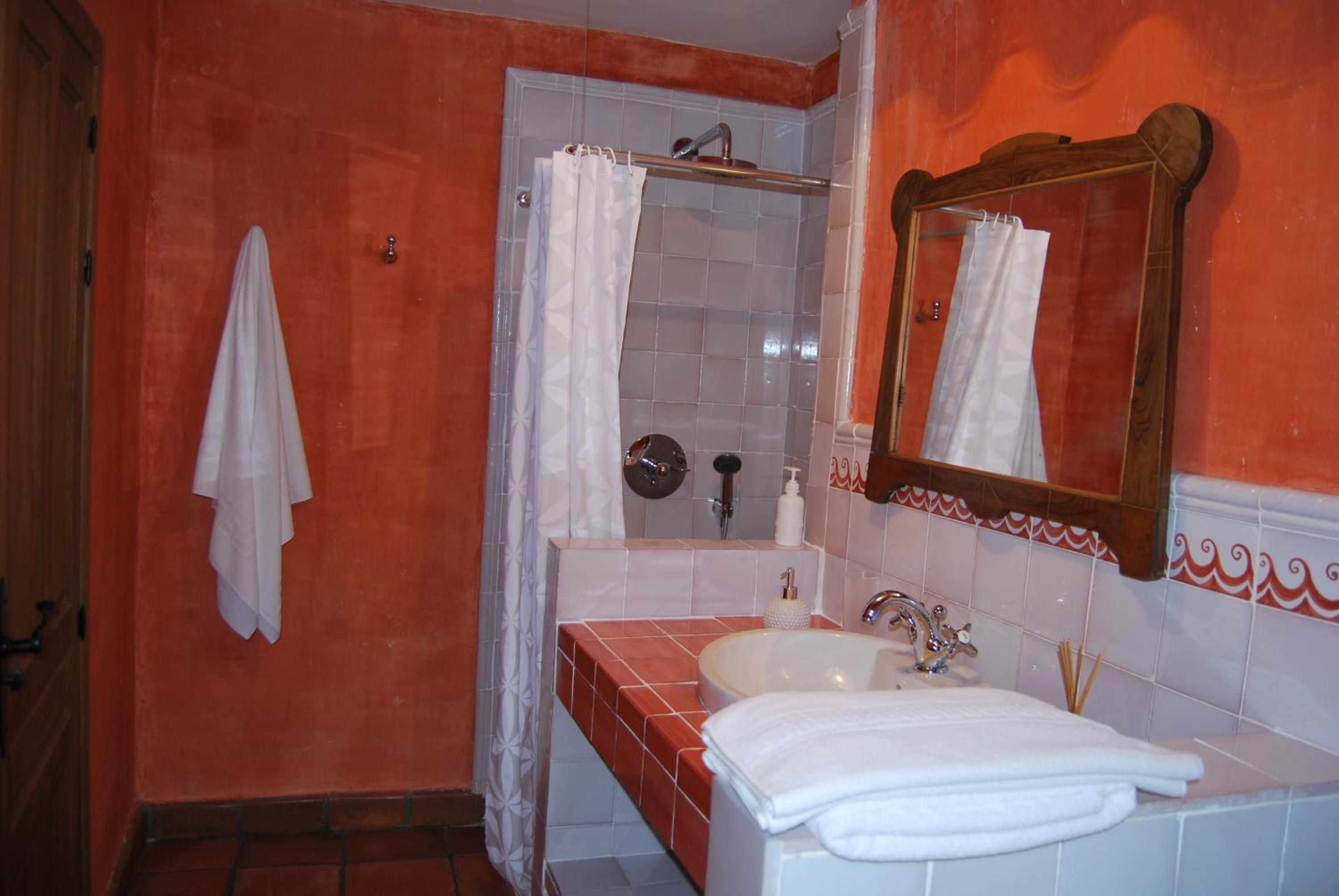 Twin Room with Private Bathroom photo 3