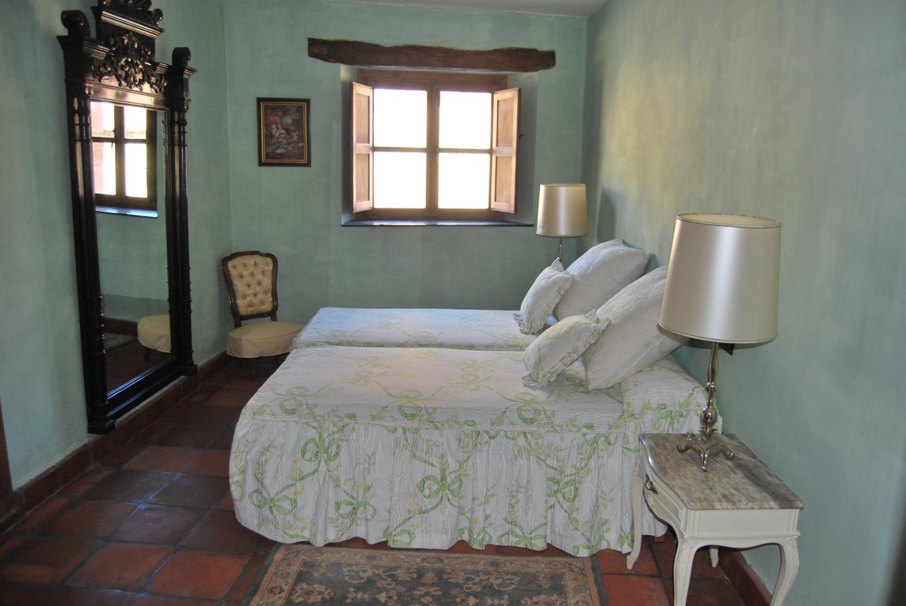 Twin Room with Bath photo 2
