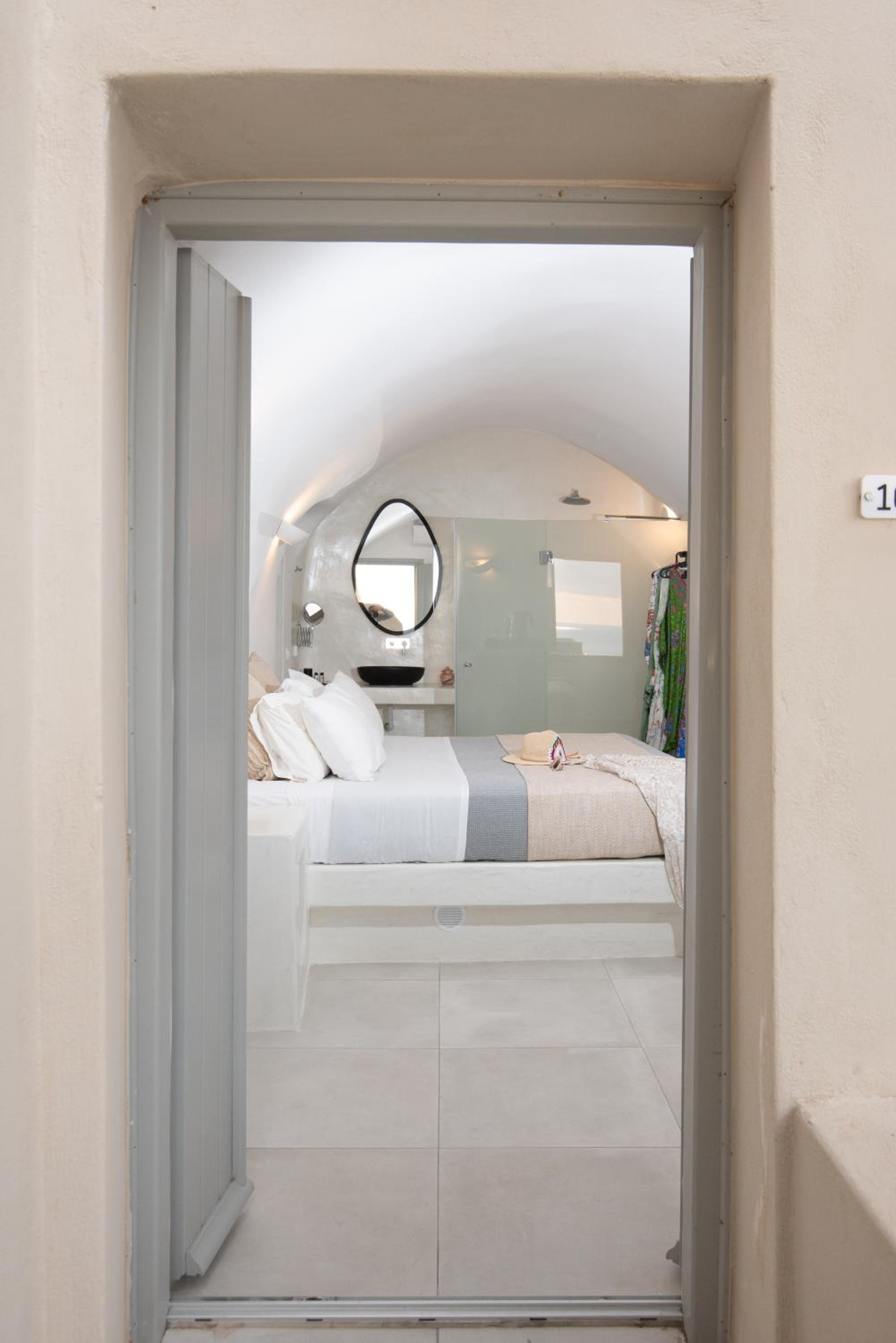 CAVE SUITE WITH CALDERA VIEW AND OUTDOOR JACUZZI photo 2