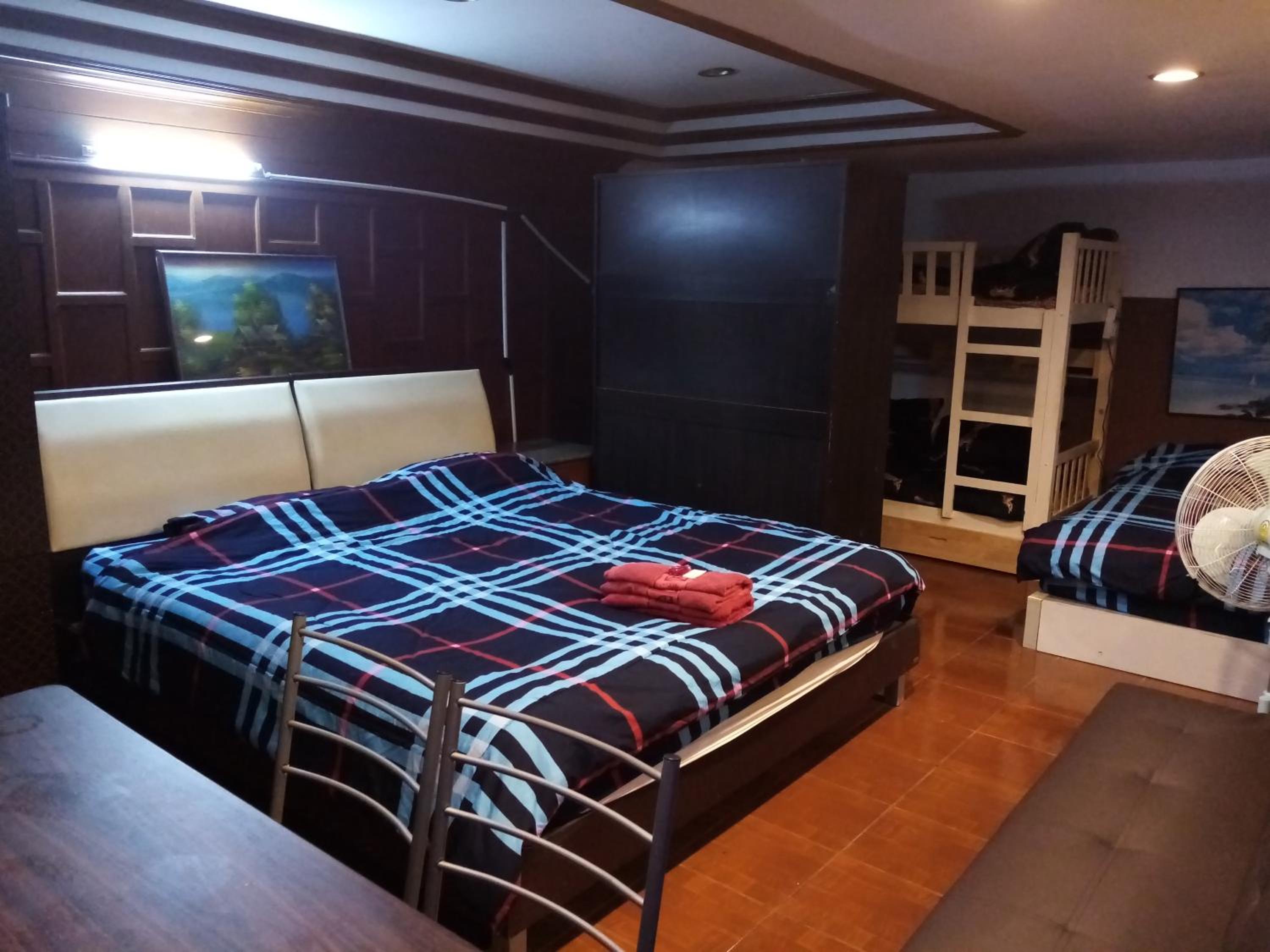 Superior Family Room photo 1