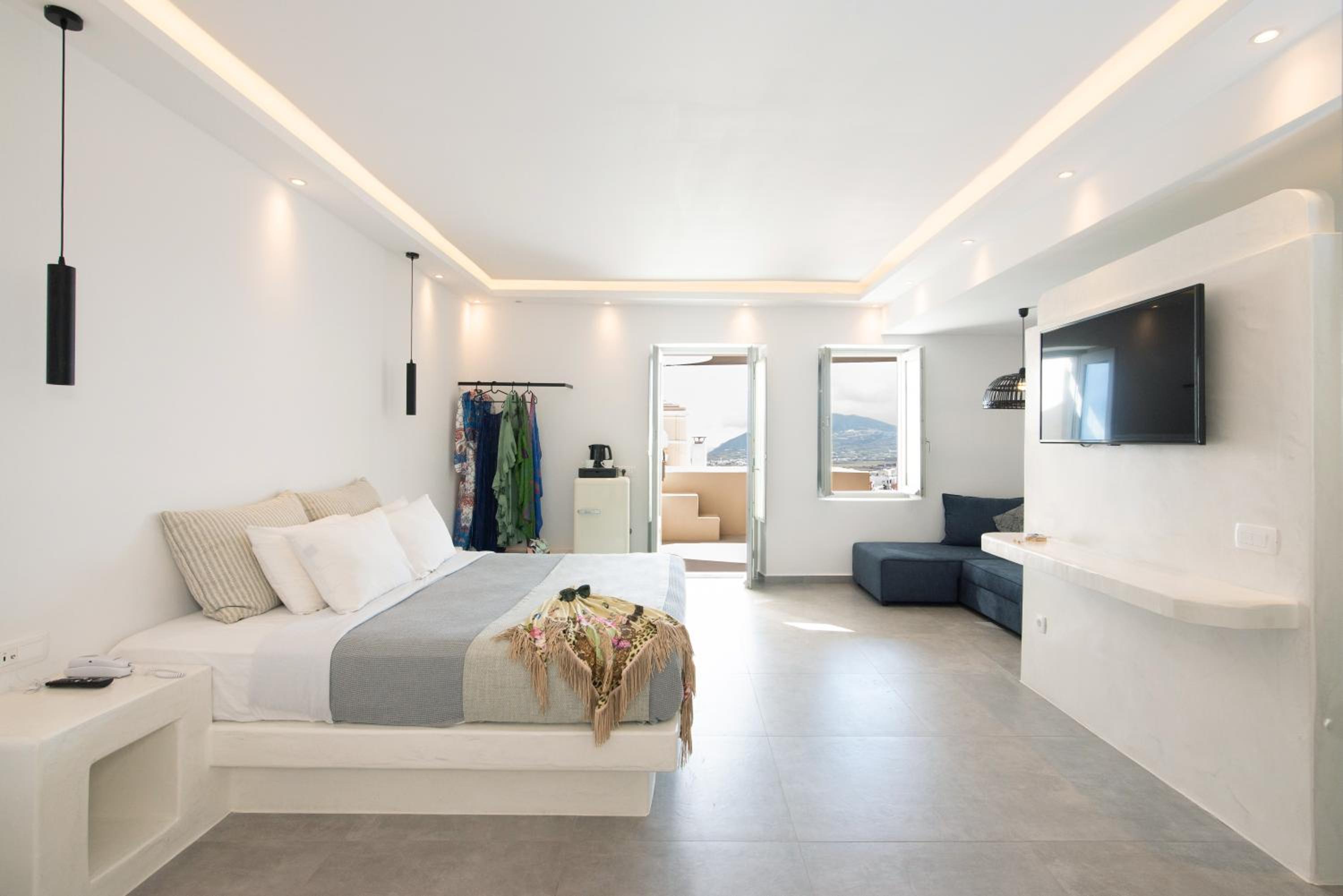  CLIFF SUITE WITH CALDERA VIEW AND OUTDOOR JACUZZI 