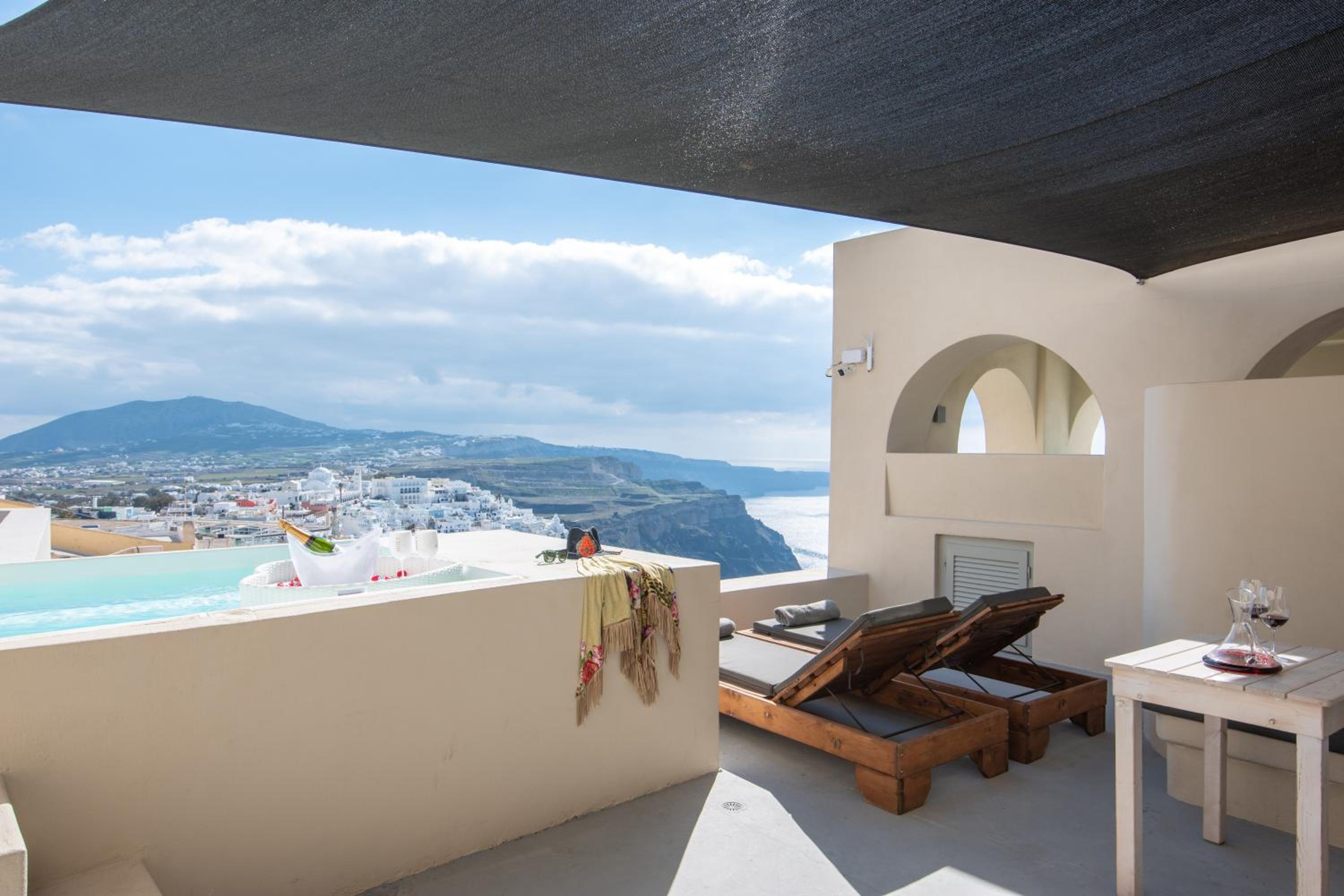 CLIFF SUITE WITH CALDERA VIEW AND OUTDOOR JACUZZI photo 2