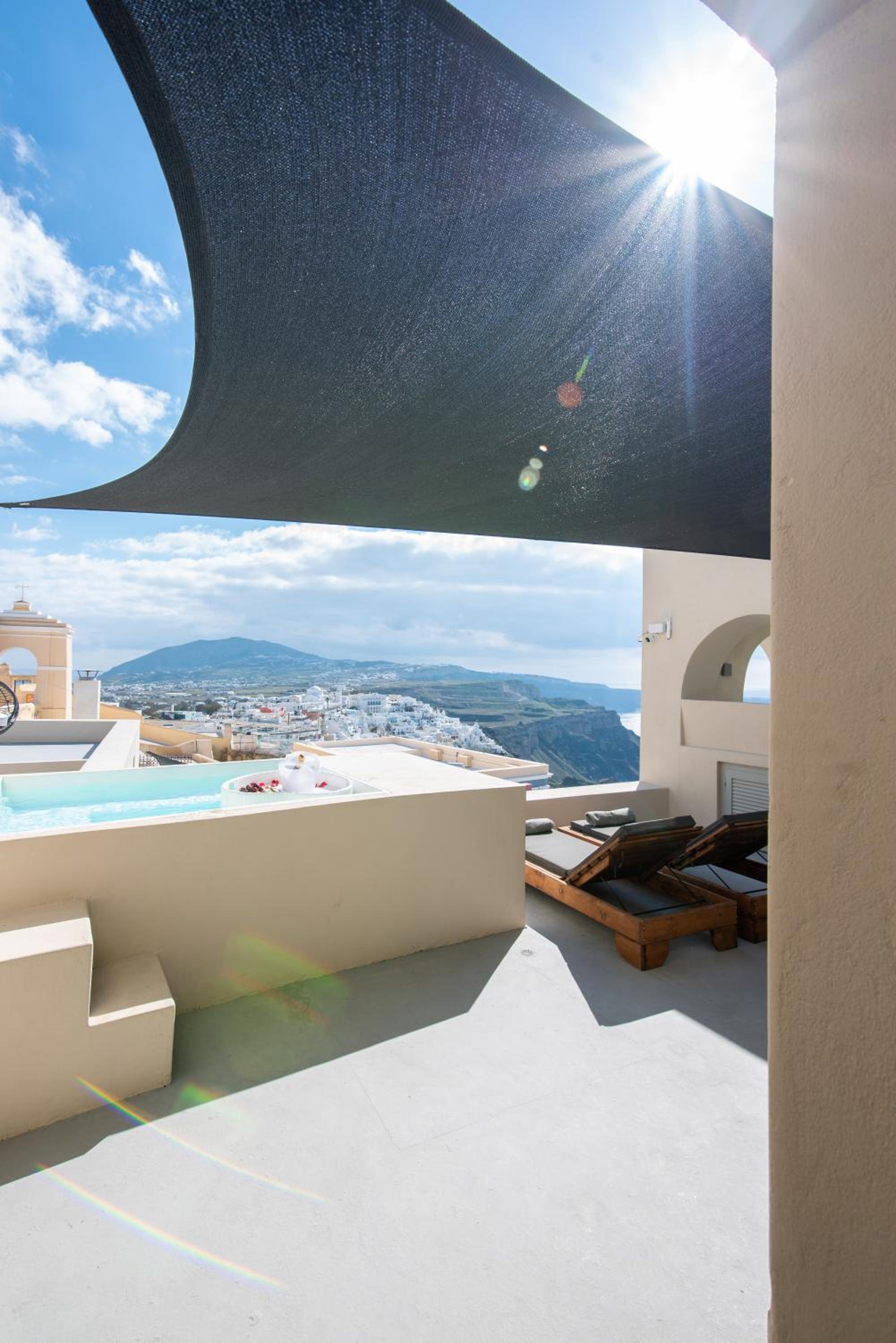 CLIFF SUITE WITH CALDERA VIEW AND OUTDOOR JACUZZI photo 3