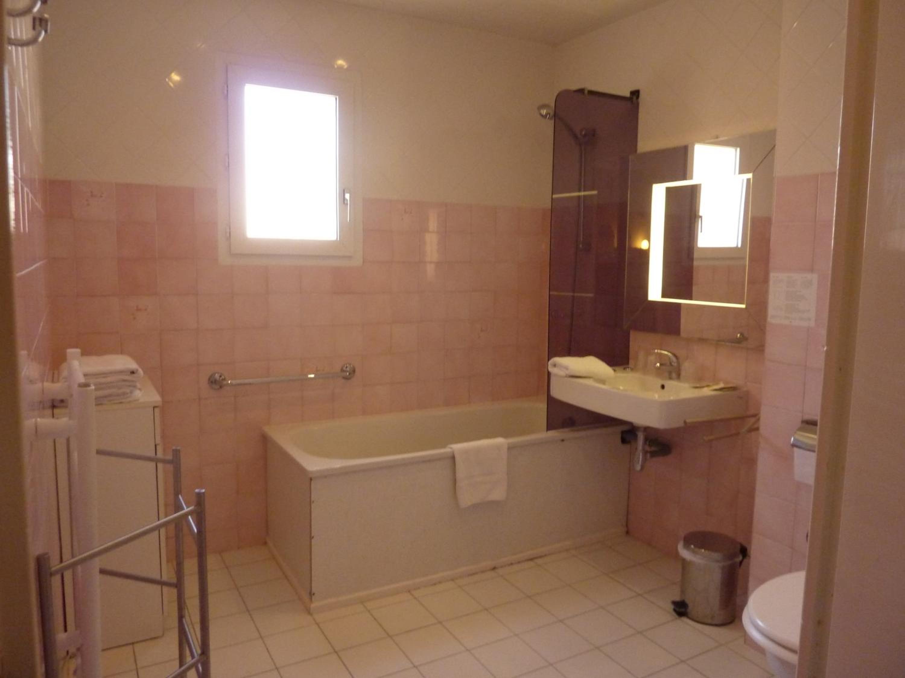Economy Triple Room photo 3