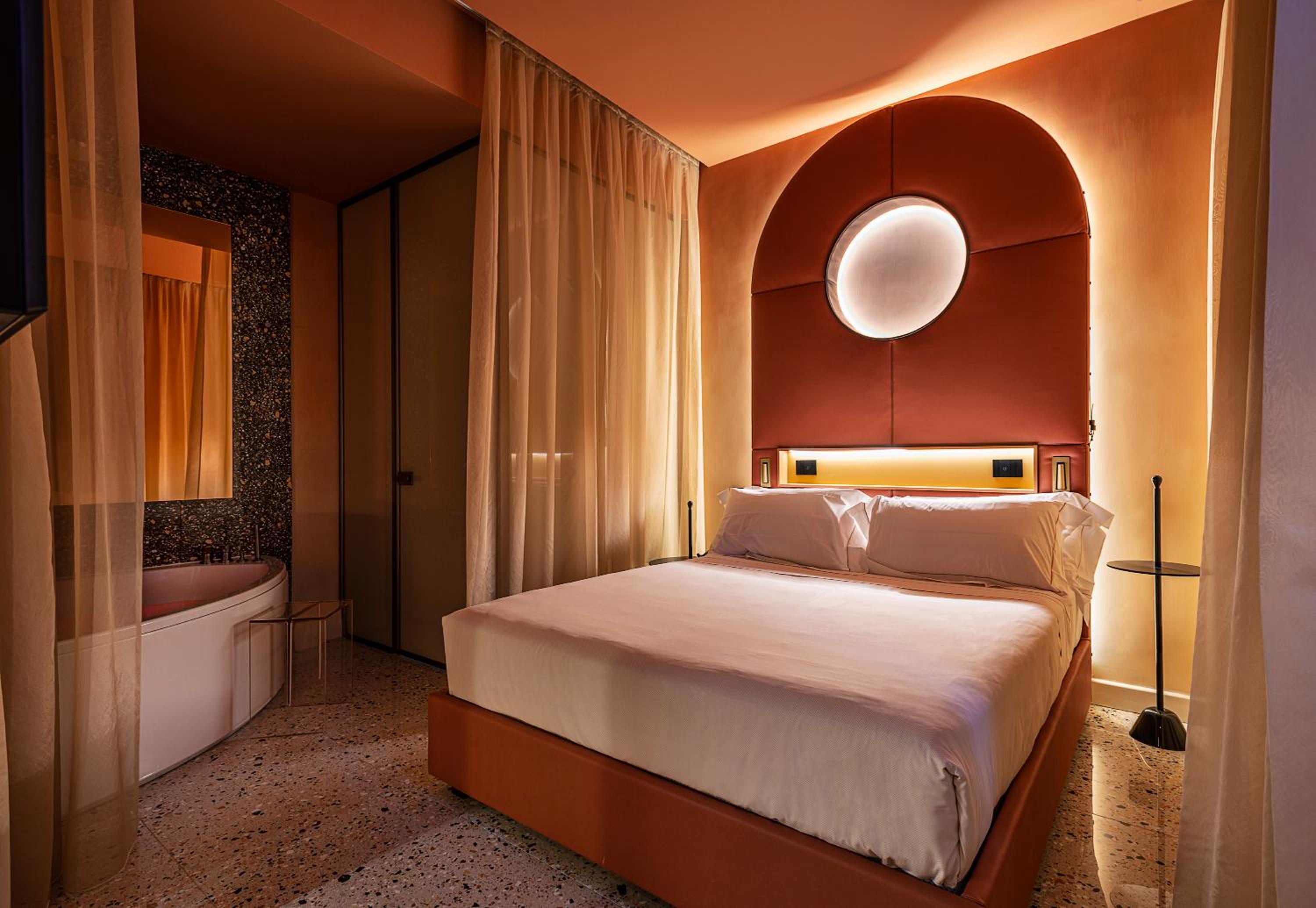 Queen Suite with Spa Bath