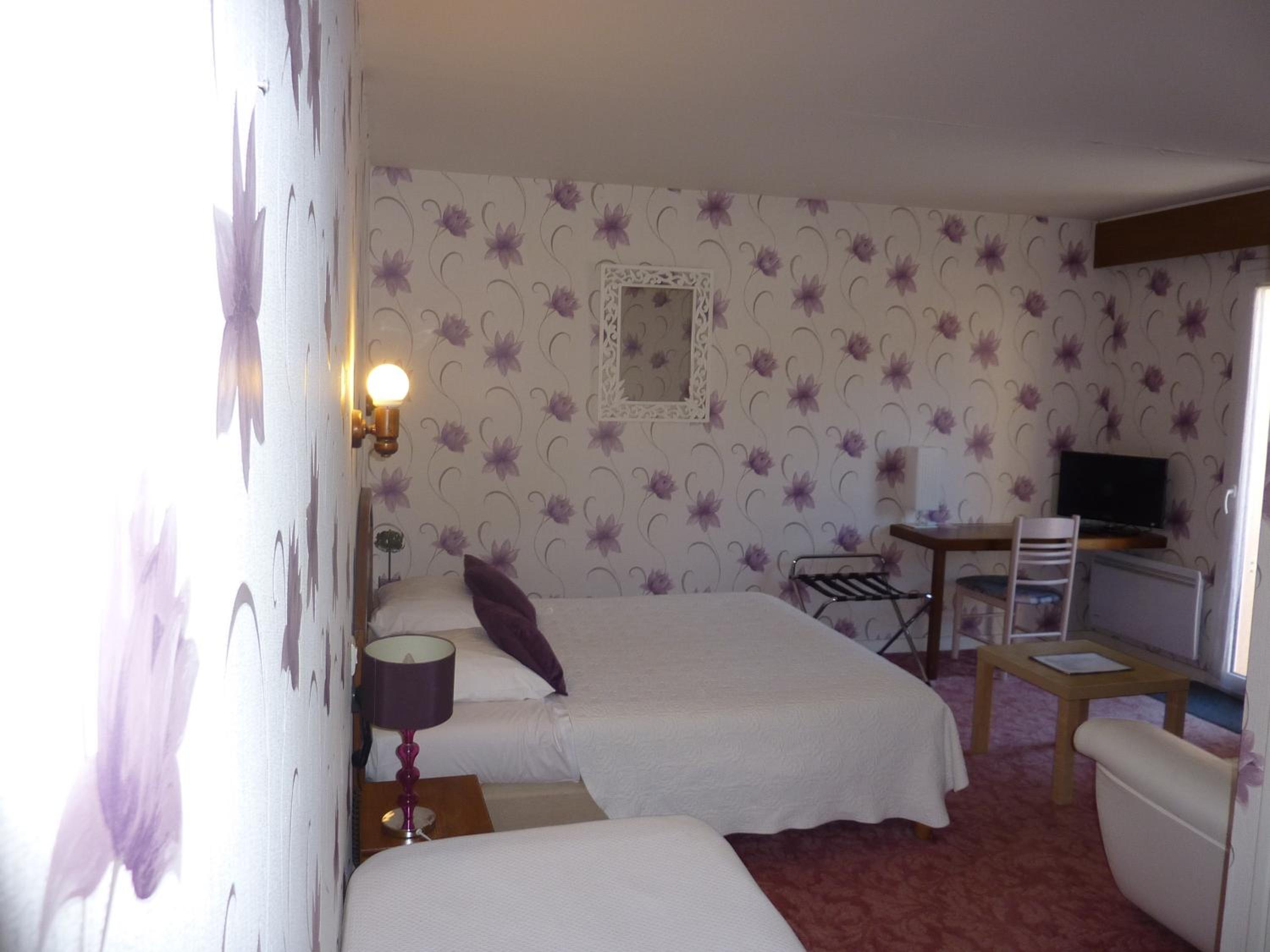 Economy Triple Room photo 2