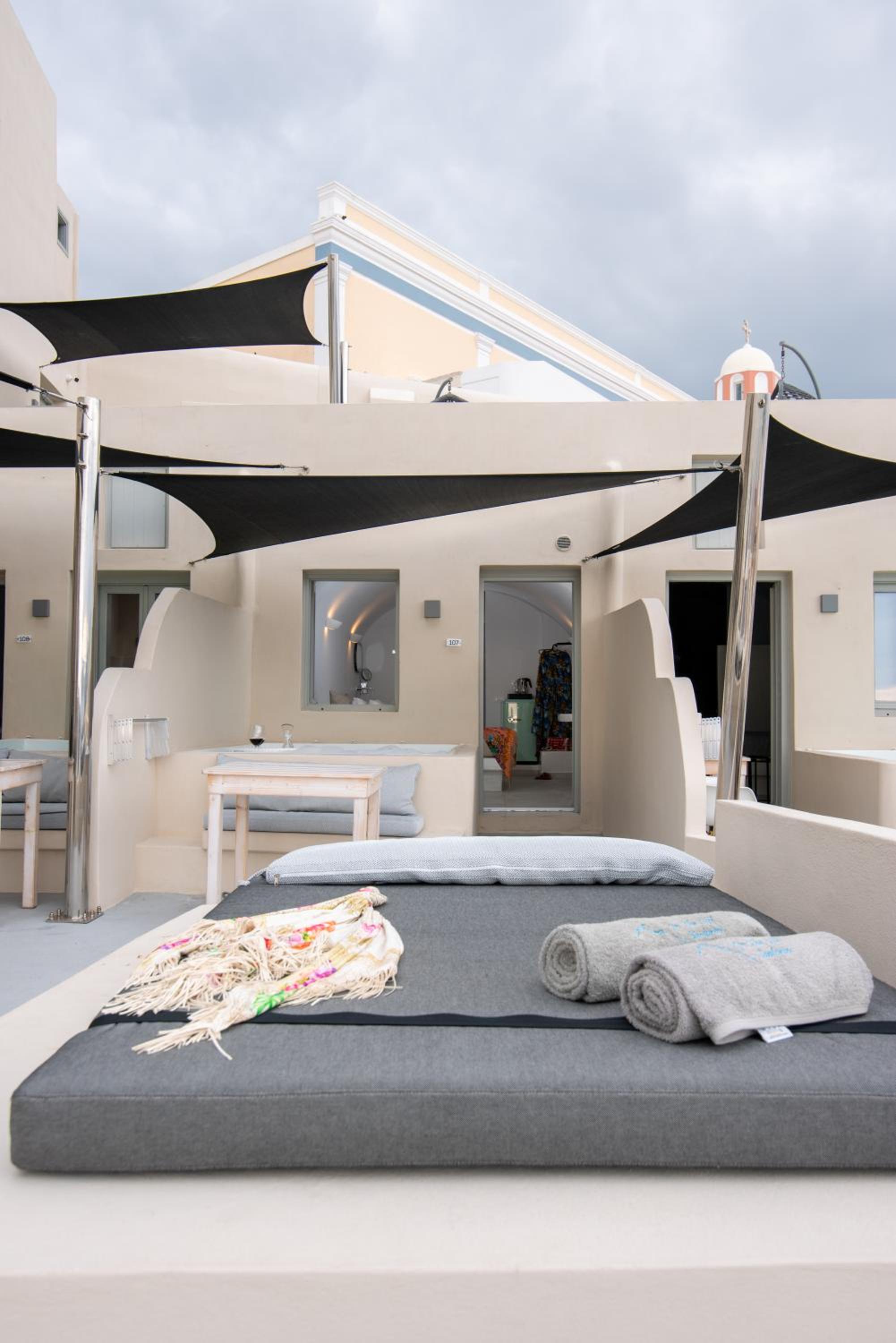 JUNIOR CAVE SUITE WITH CALDERA VIEW AND OUTDOOR JACUZZI photo 2