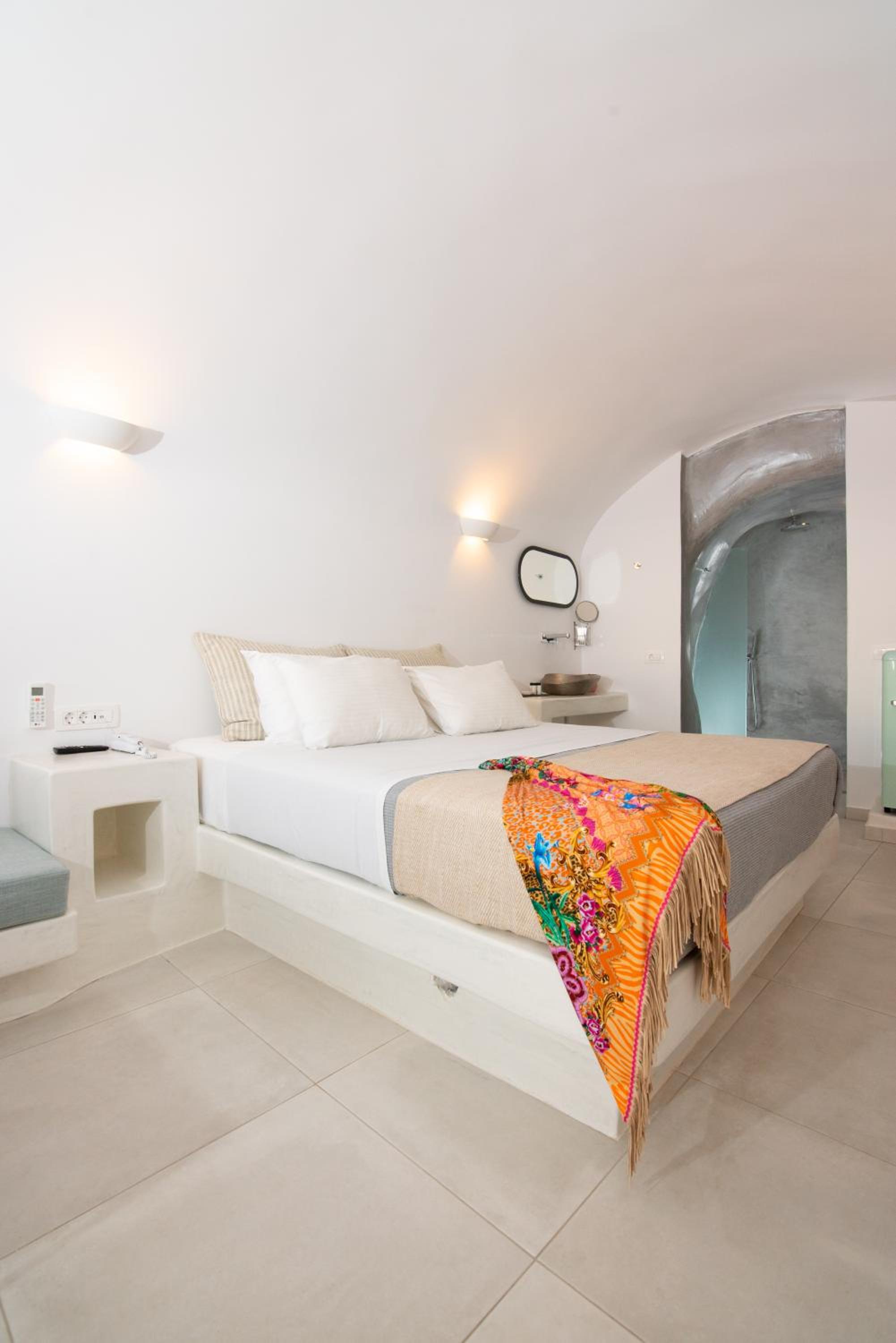 JUNIOR CAVE SUITE WITH CALDERA VIEW AND OUTDOOR JACUZZI photo 3