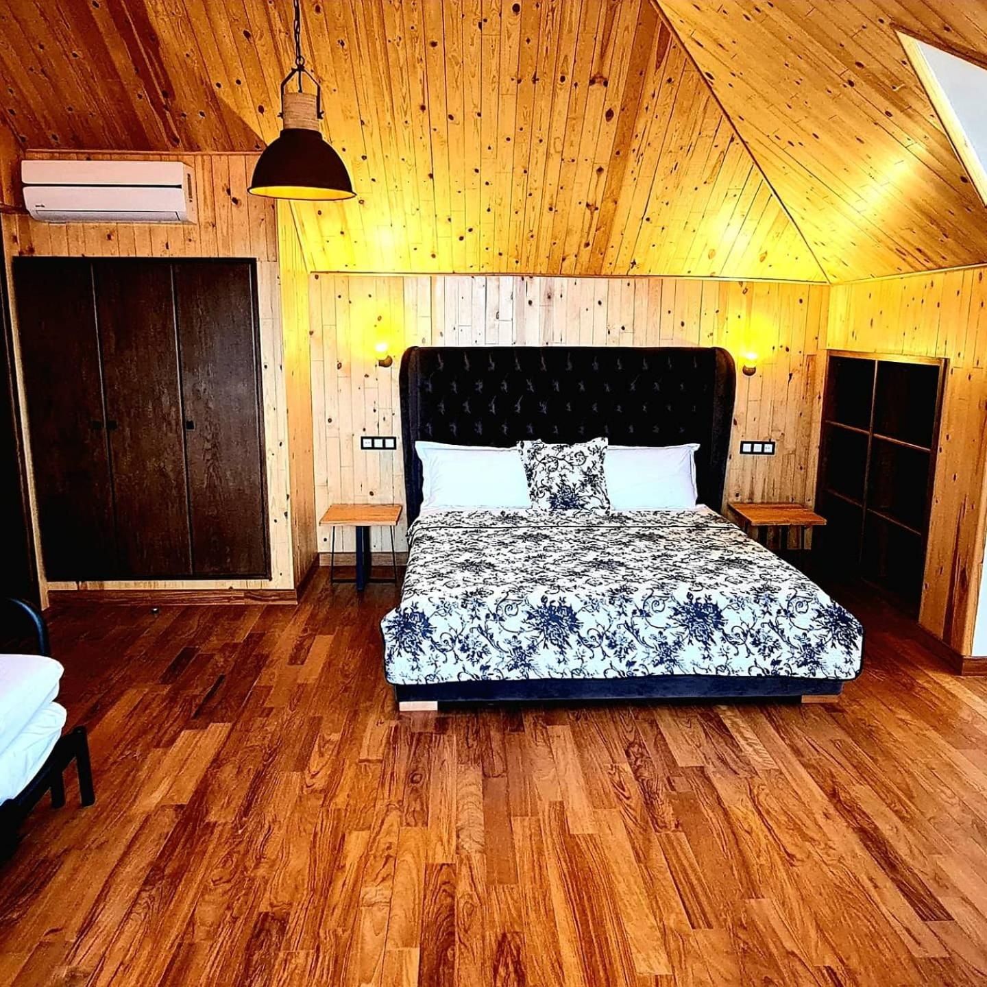 Deluxe Double Room (2 Adults + 1 Child) - Photo 2