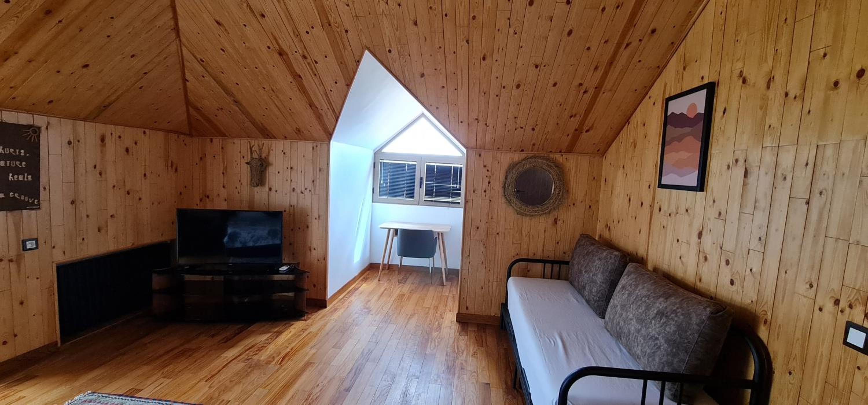 Deluxe Double Room (2 Adults + 1 Child) - Photo 1