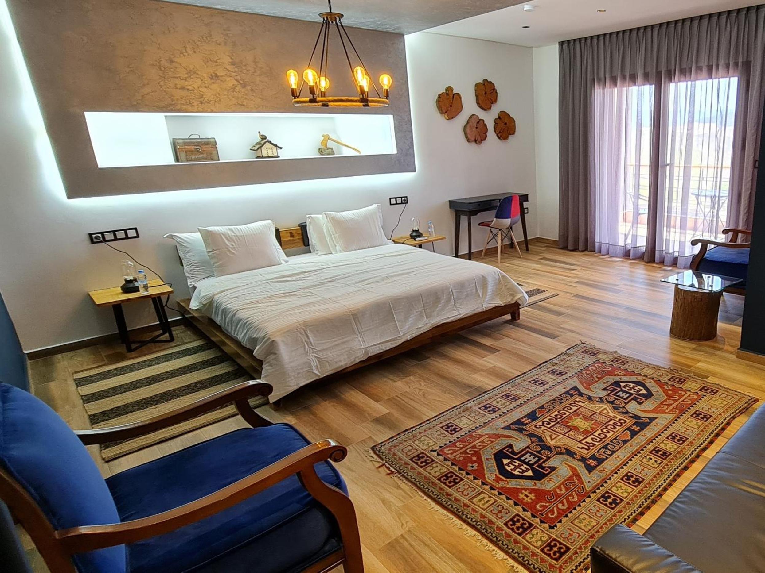 Deluxe King Room - Photo 2