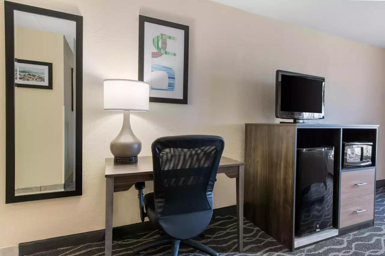 King Room - Accessible/Non-Smoking photo 2