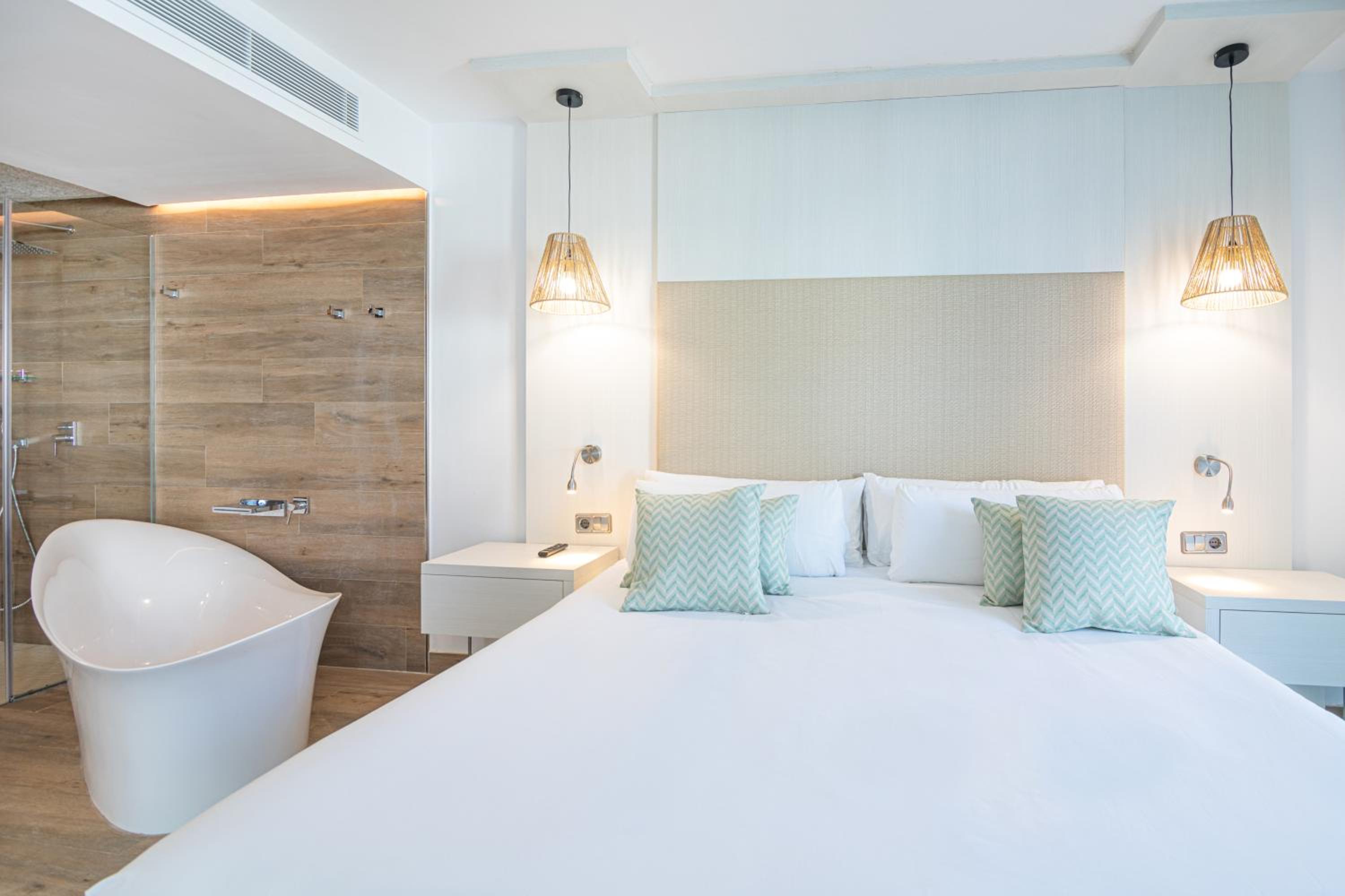 Junior Suite con Vista a la Piscina