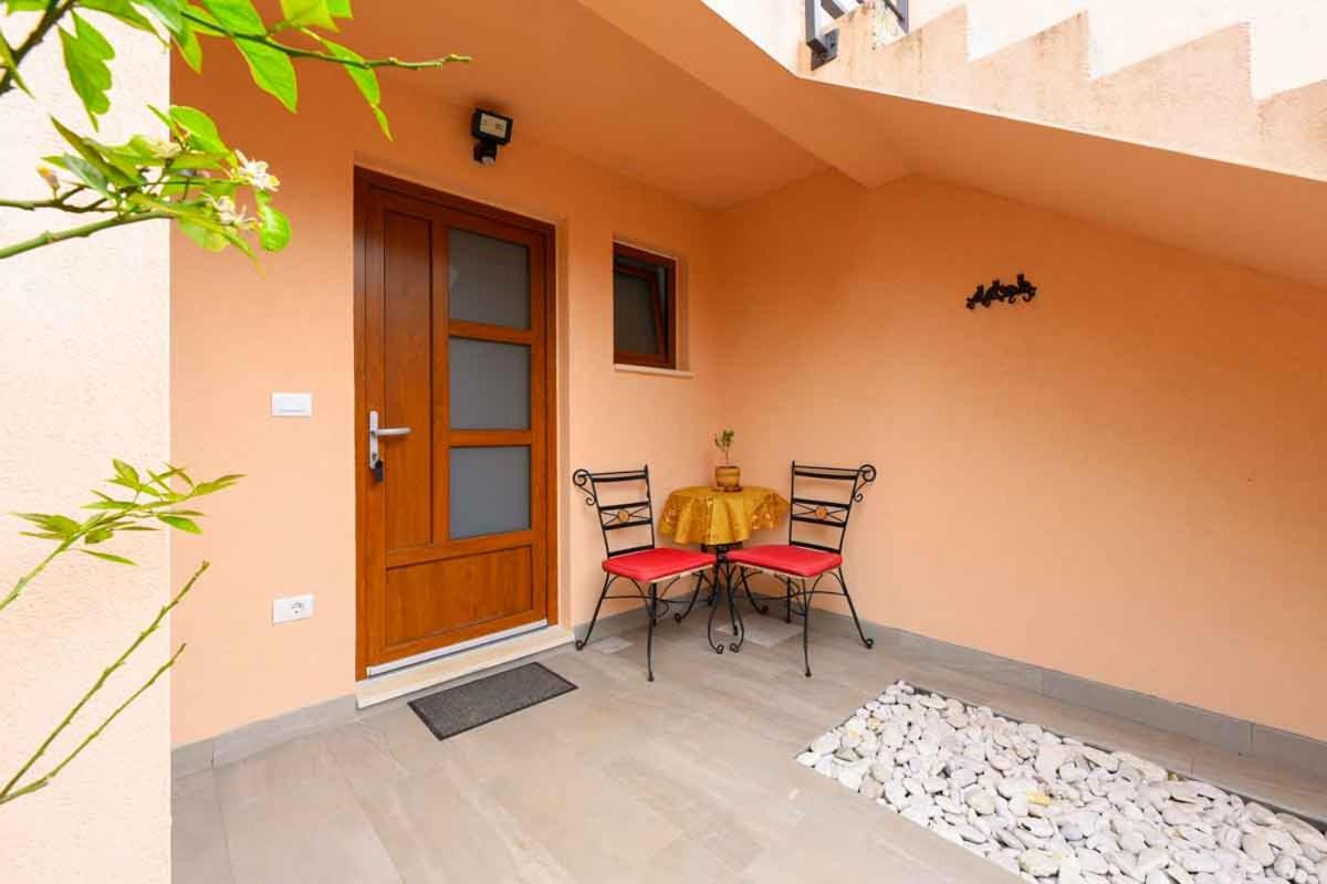 Apartment - Ground Floor - Photo 2