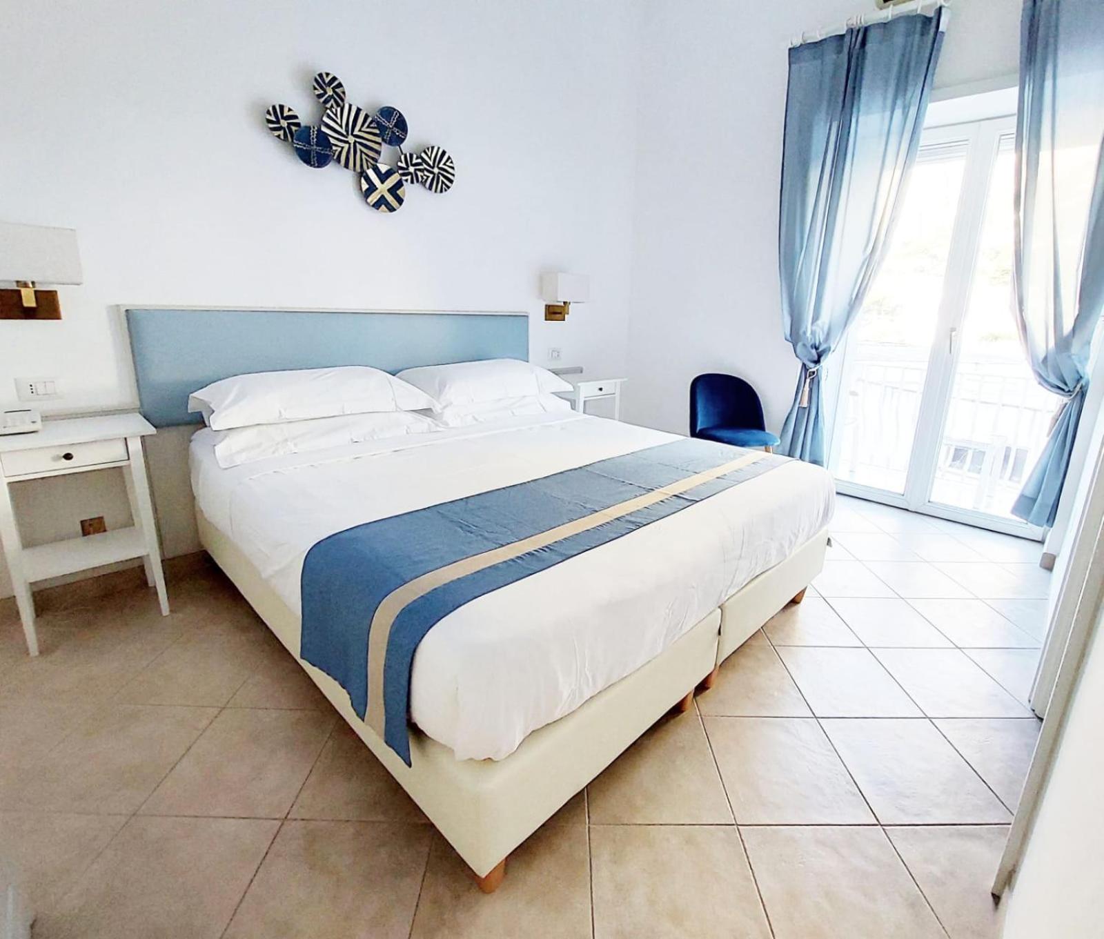 Double Room with Balcony - Photo 3