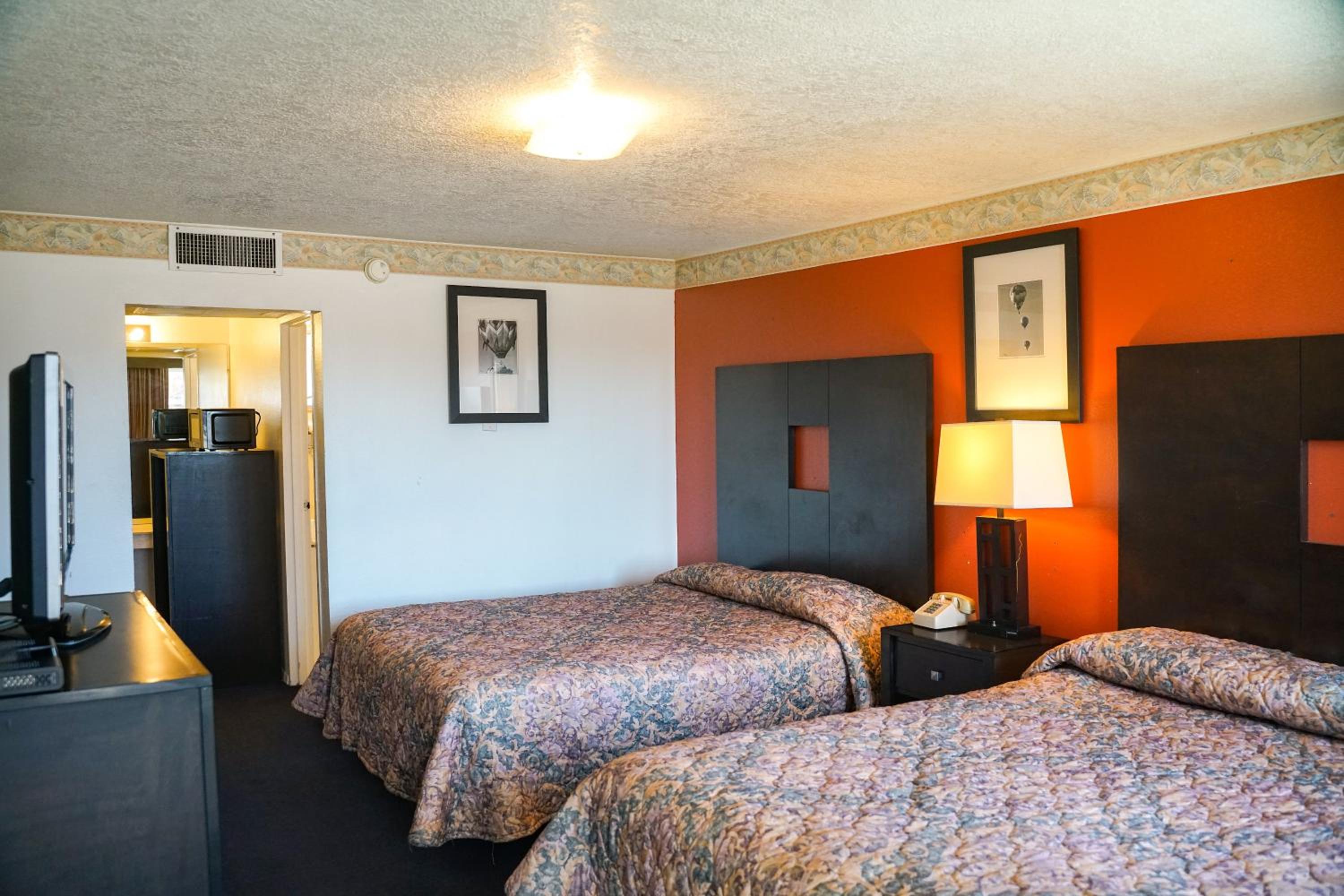 Queen Room with Two Queen Beds photo 1