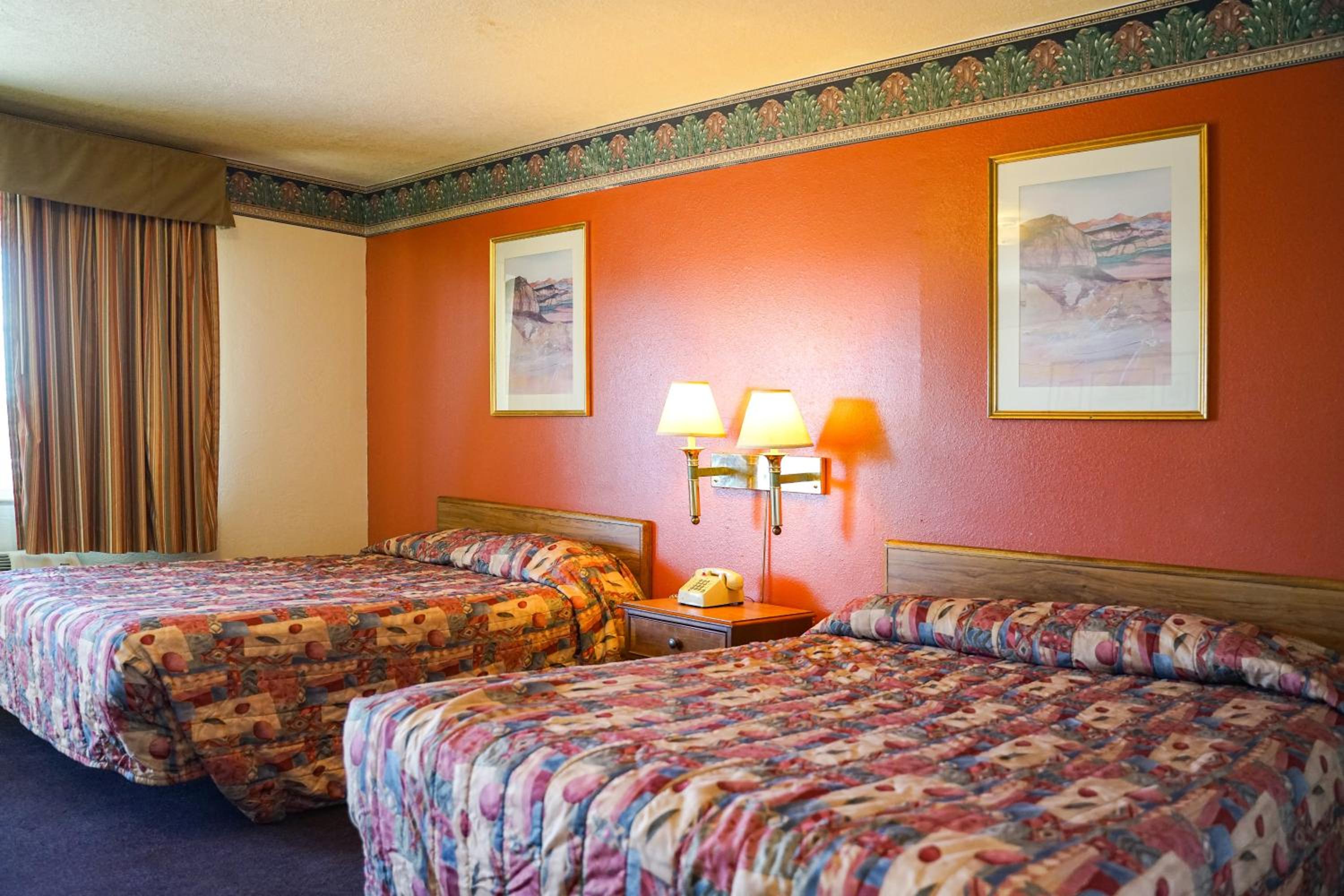 Queen Room with Two Queen Beds photo 2