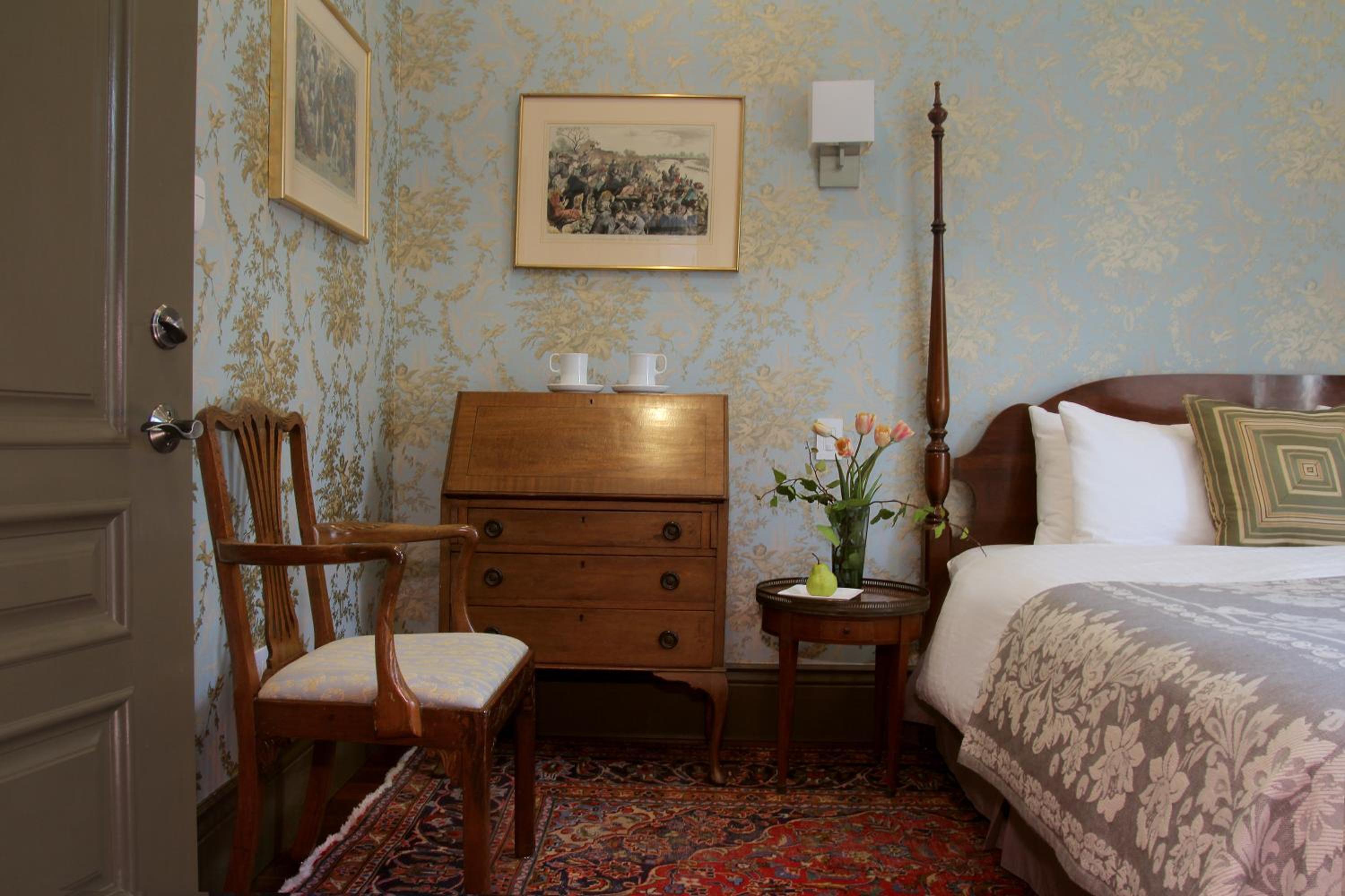 Deluxe King Room - Photo 9