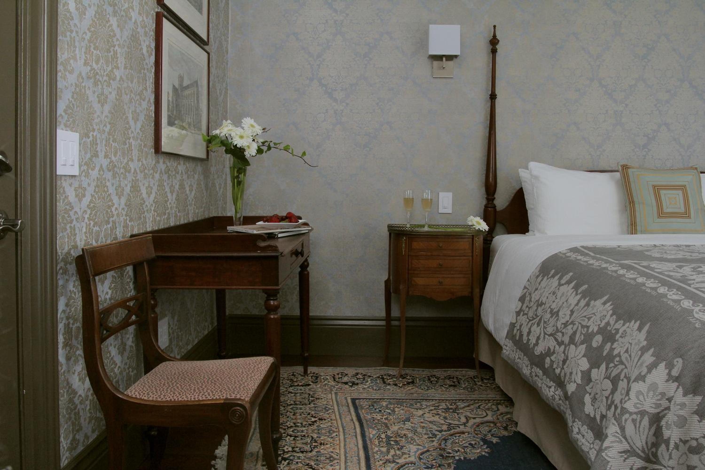 Deluxe King Room - Photo 4
