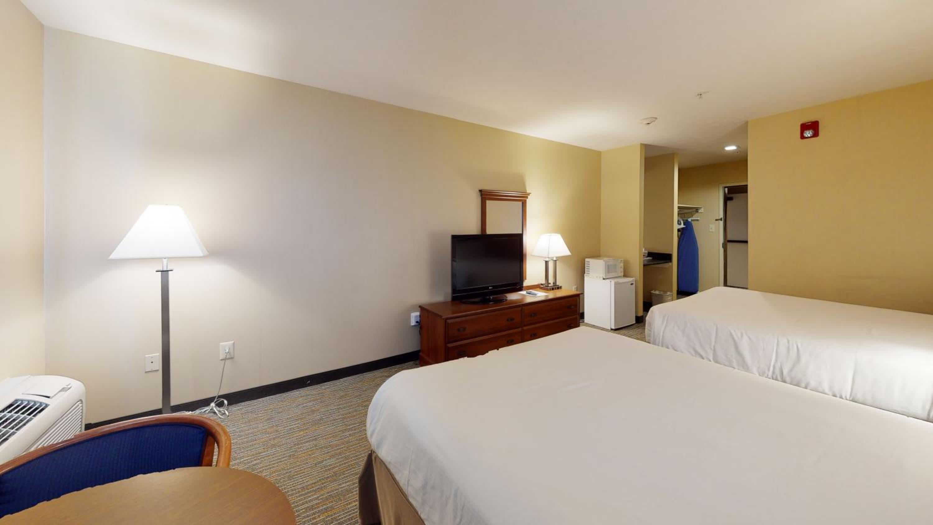 Double Room with Two Double Beds - Disability Access - Non-Smoking - Photo 3