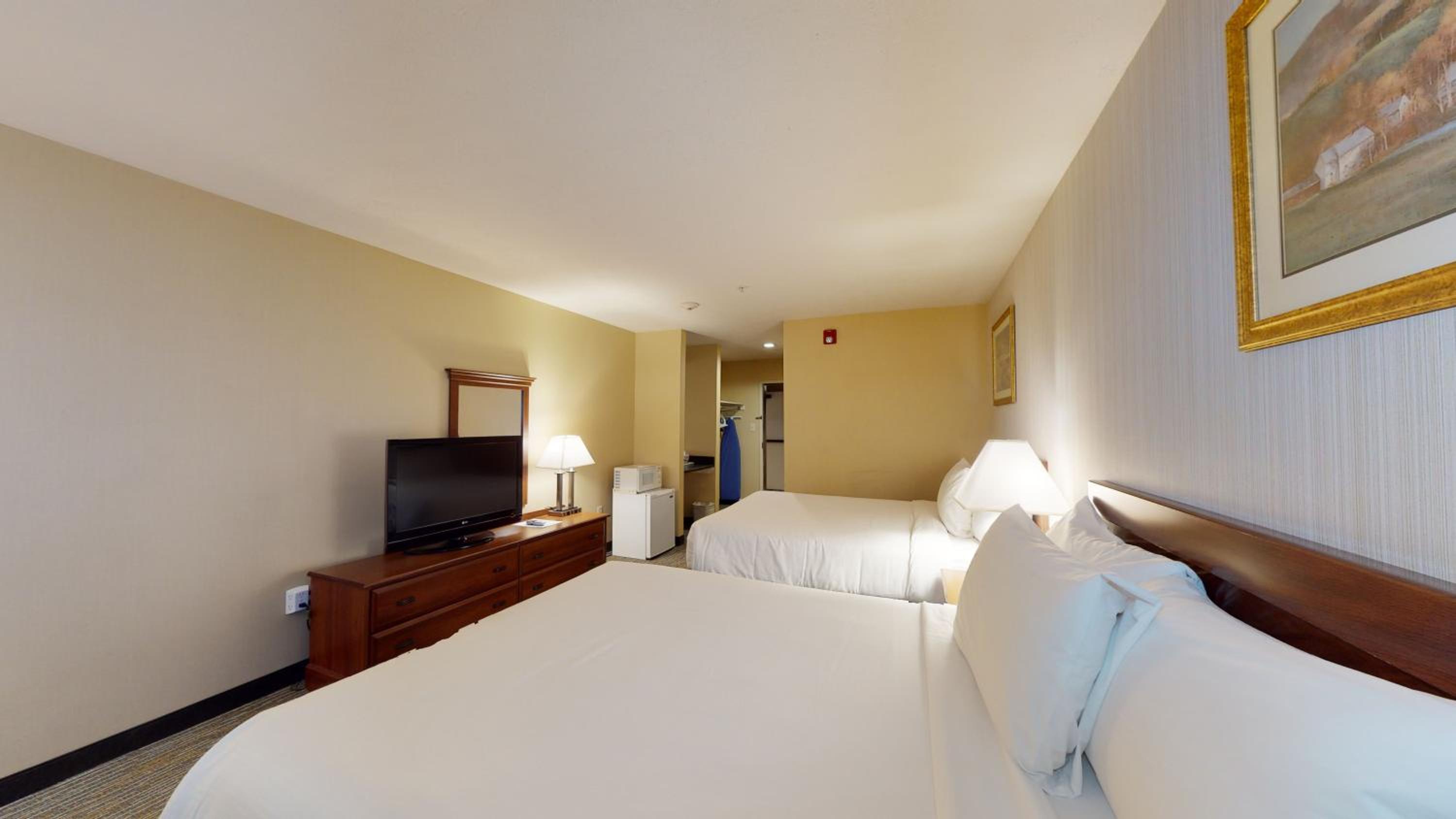 Queen Room with Two Queen Beds - Non-Smoking - Photo 3